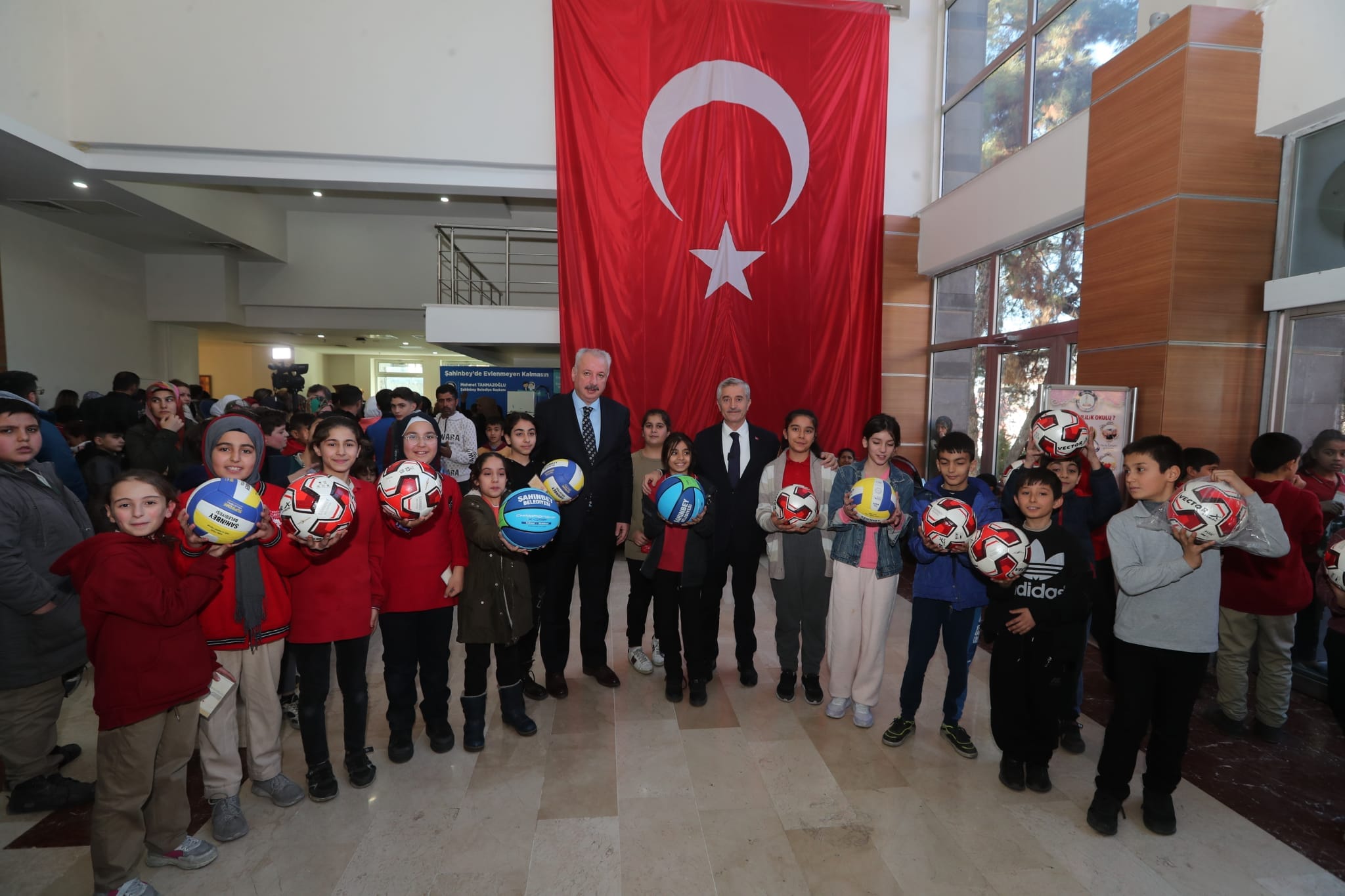 ŞAHİNBEY BELEDİYESİ 63.000 ÇOCUĞUN YÜZÜNÜ GÜLDÜRDÜ