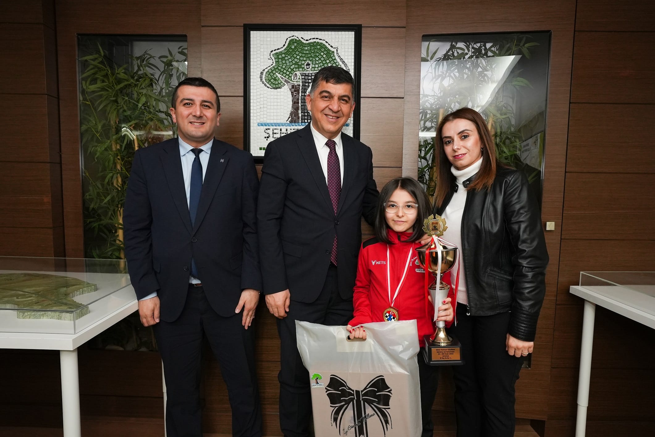 BAŞKAN FADILOĞLU, MİLLİ SATRANÇÇILARI AĞIRLADI