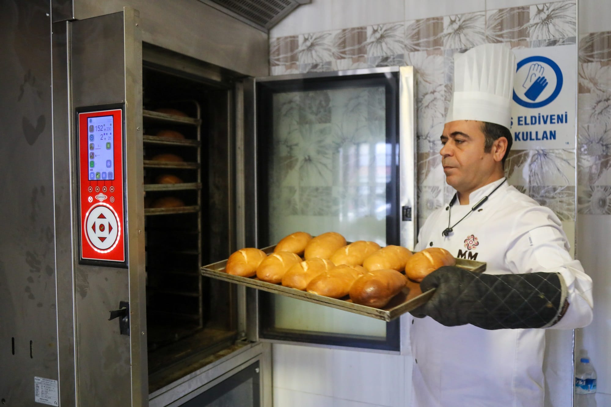GAZİANTEP BÜYÜKŞEHİR, ÇÖLYAK HASTALARI İÇİN DEPREMİN İLK GÜNÜNDEN BU YANA EKMEK ÜRETİYOR