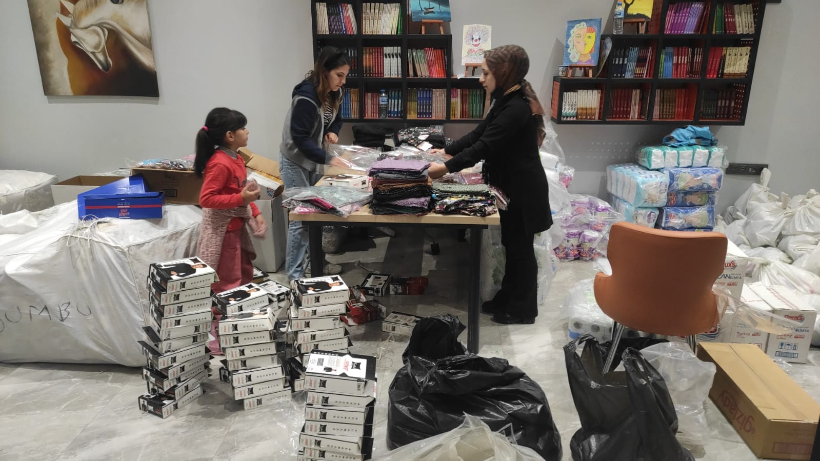 GAZİANTEP BÜYÜKŞEHİR’İN GÖNÜLLÜ EKİBİ, DEPREMZEDELERİN İHTİYAÇLARINI KARŞILAMAK İÇİN SAHADA NÖBETTE