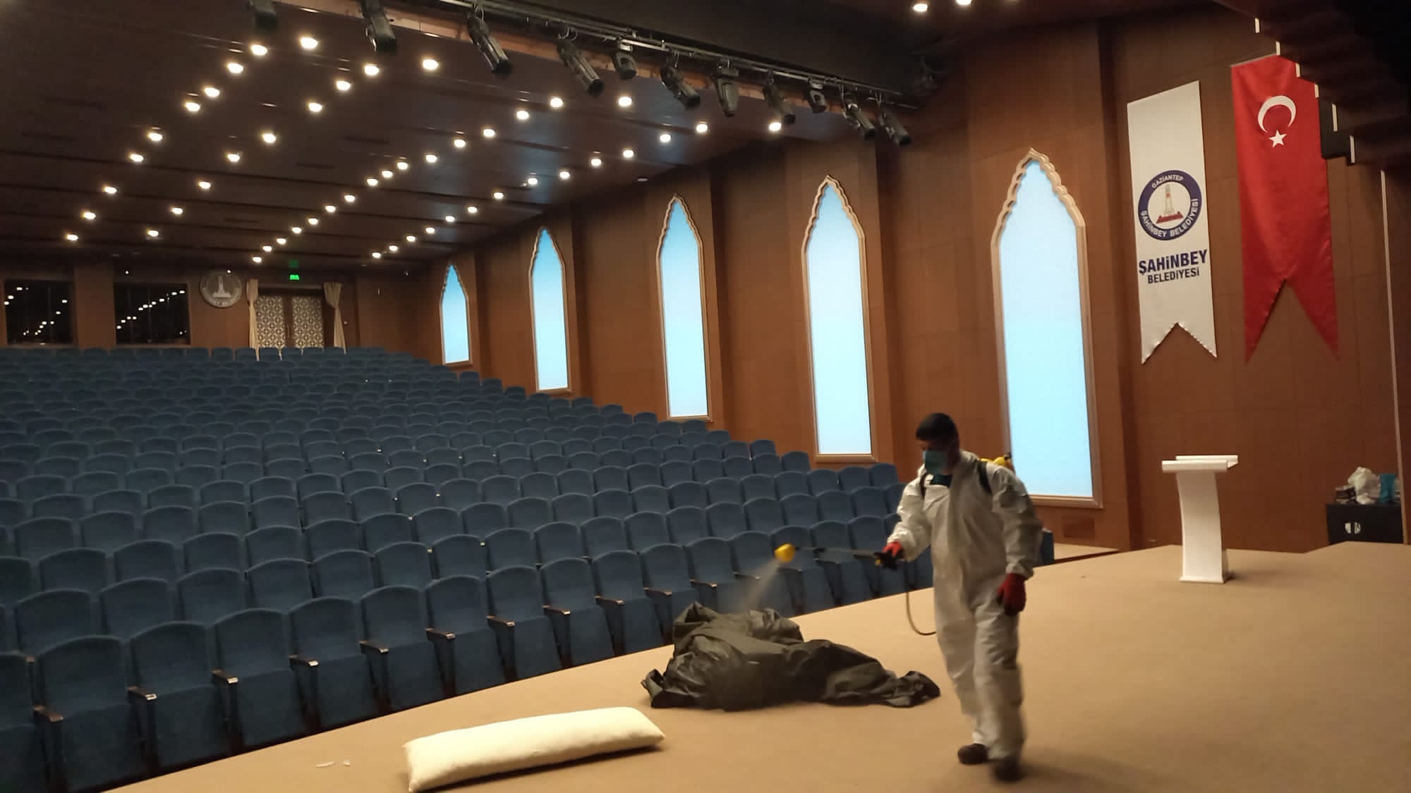 ŞAHİNBEY BELEDİYESİ EKİPLERİ TESİSLERİ İLAÇLIYOR