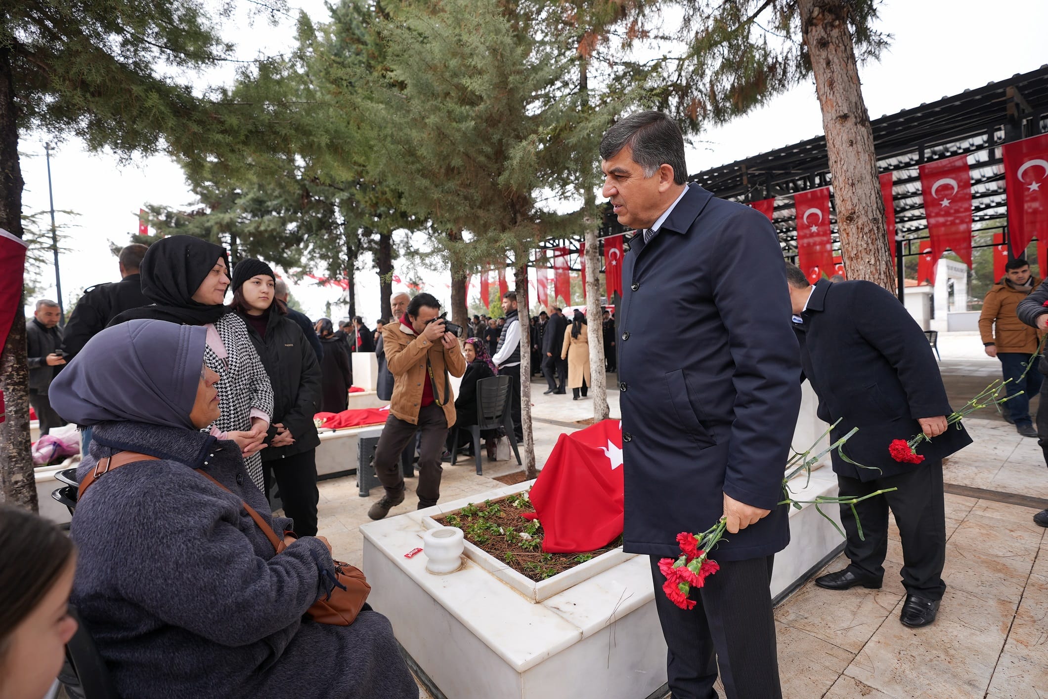 BAŞKAN FADILOĞLU’NDAN, ŞEHİTLİKLERE VE ŞEHİT AİLELERİNE ZİYARET