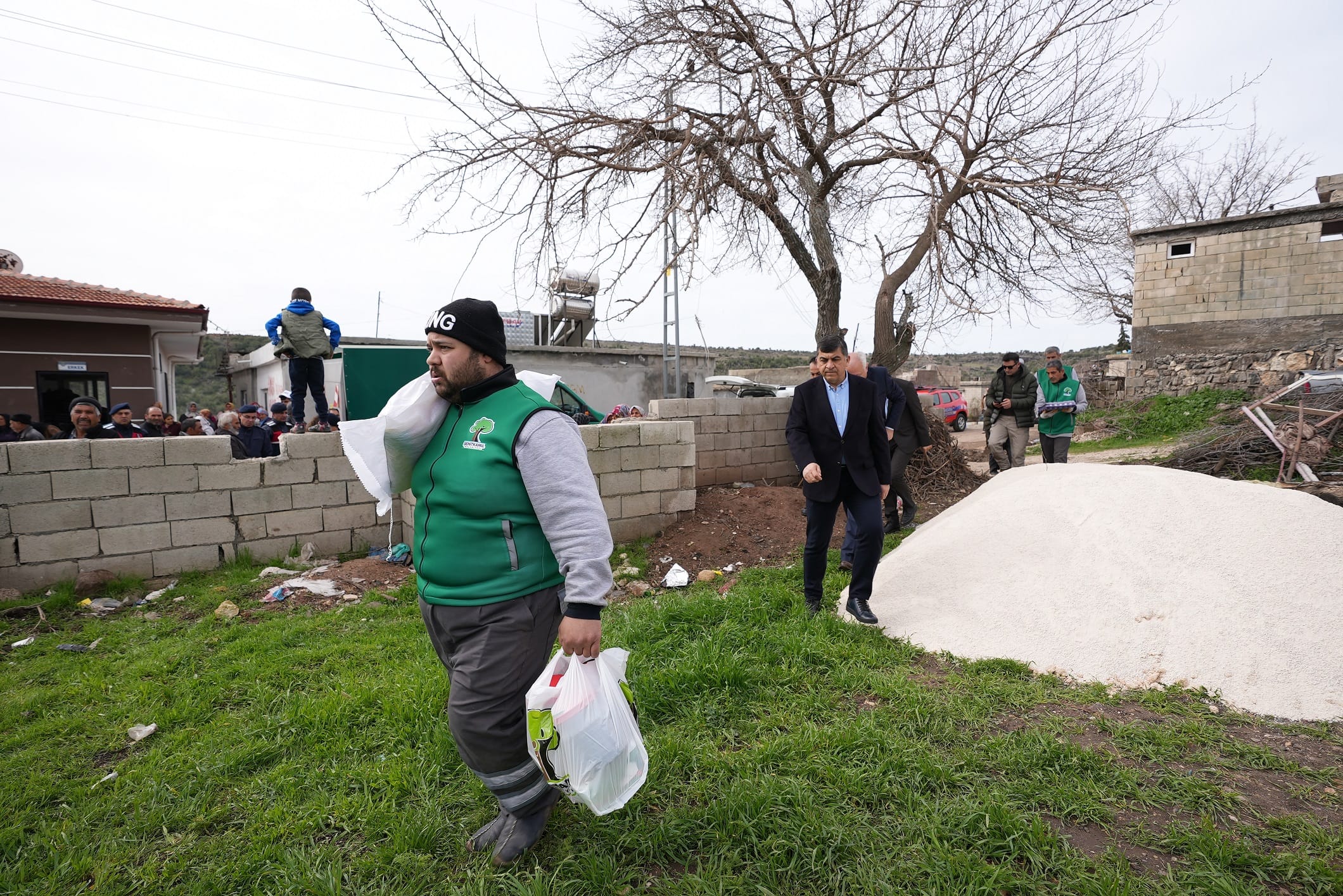ŞEHİTKAMİL’DEKİ AFETZEDELERE GIDA VE HİJYEN PAKETİ DESTEĞİ VERİLDİ