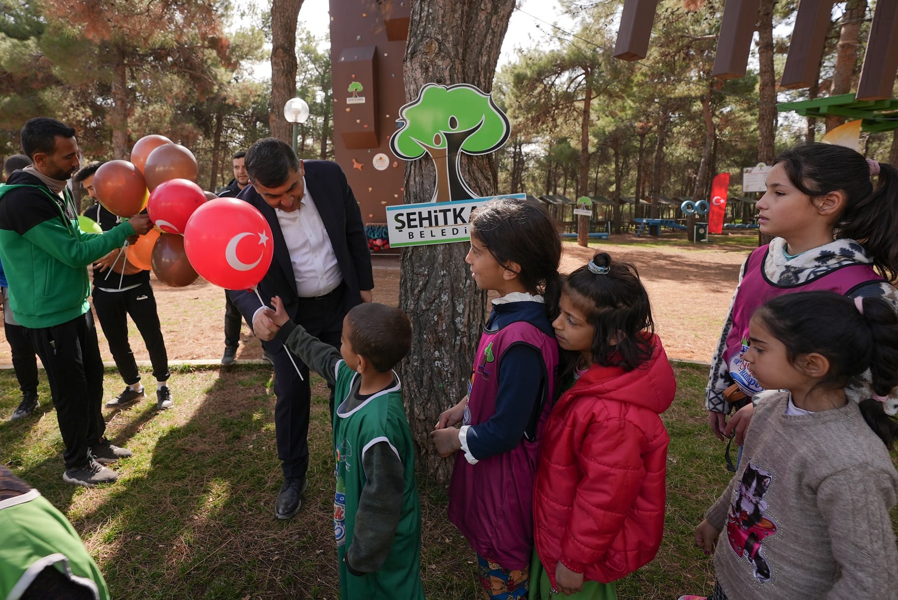 BAŞKAN FADILOĞLU, YETİM ÇOCUK VE ANNELERİNİ MİSAFİR ETTİ