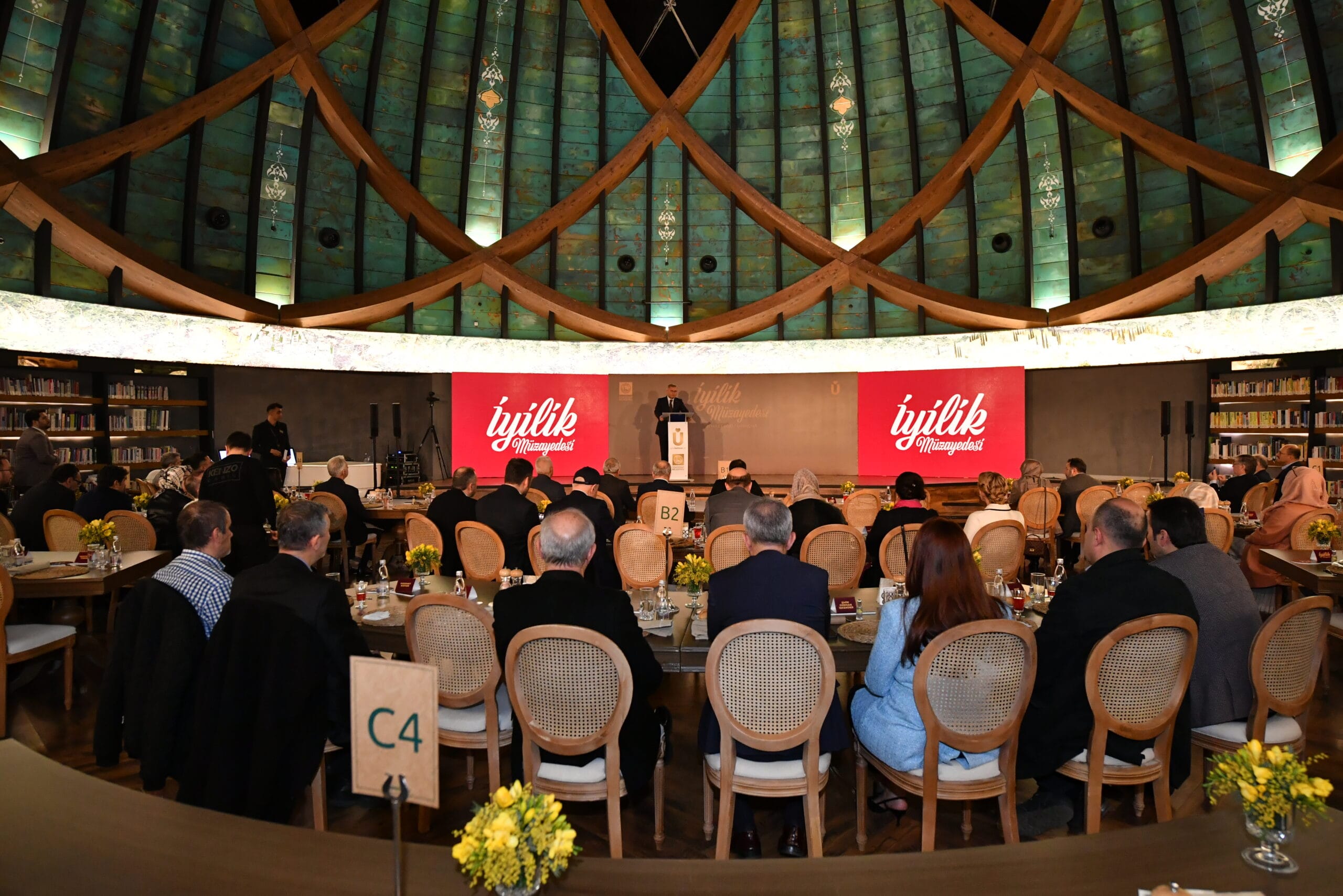 ÜSKÜDAR BELEDİYESİ DEPREMZEDELERE YARDIM İÇİN “İYİLİK MÜZAYEDESİ” DÜZENLEDİ