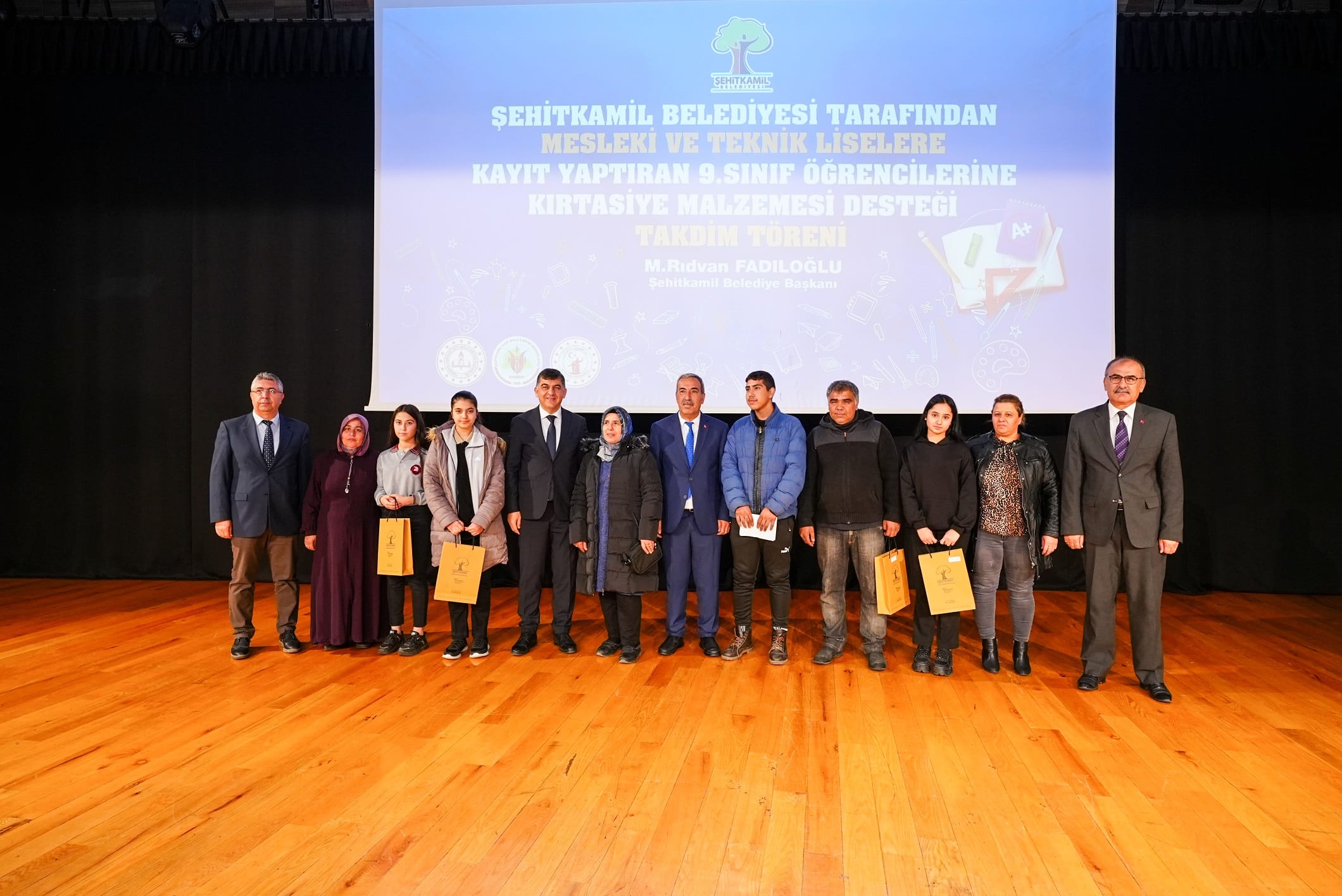 ŞEHİTKAMİL’DEKİ ÖĞRENCİLERE 4 BİN TL NAKDİ DESTEK VERİLDİ