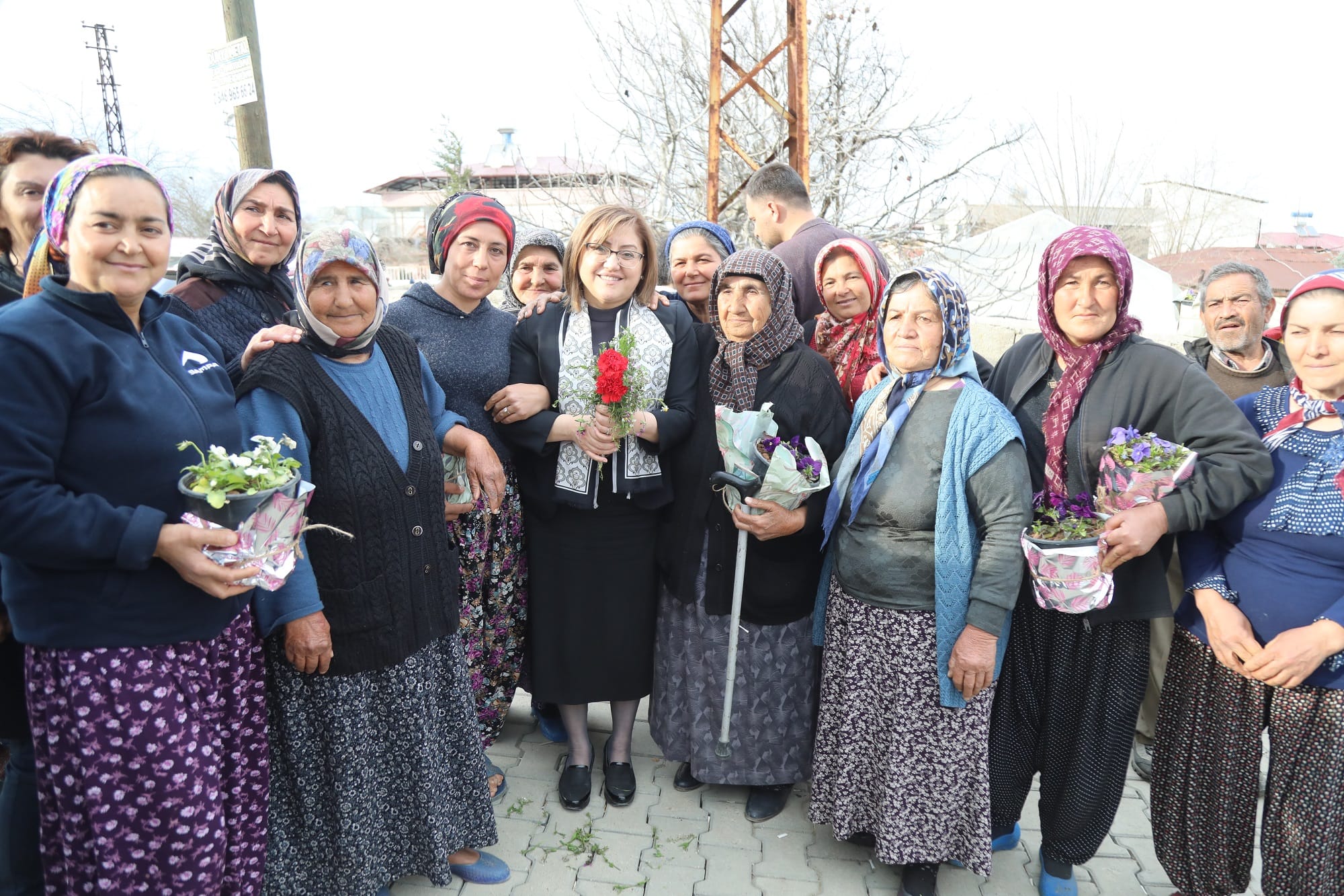 BAŞKAN ŞAHİN, NURDAĞI’NIN KÖYLERİNDE YAŞAYAN DEPREMZEDELERLE BİR ARAYA GELDİ