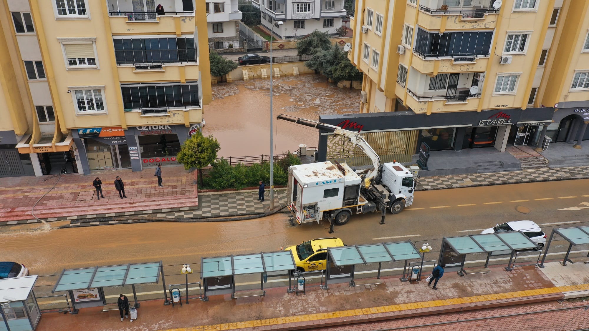 BÜYÜKŞEHİR, SEL BASKININA ANINDA MÜDAHALE ETTİ