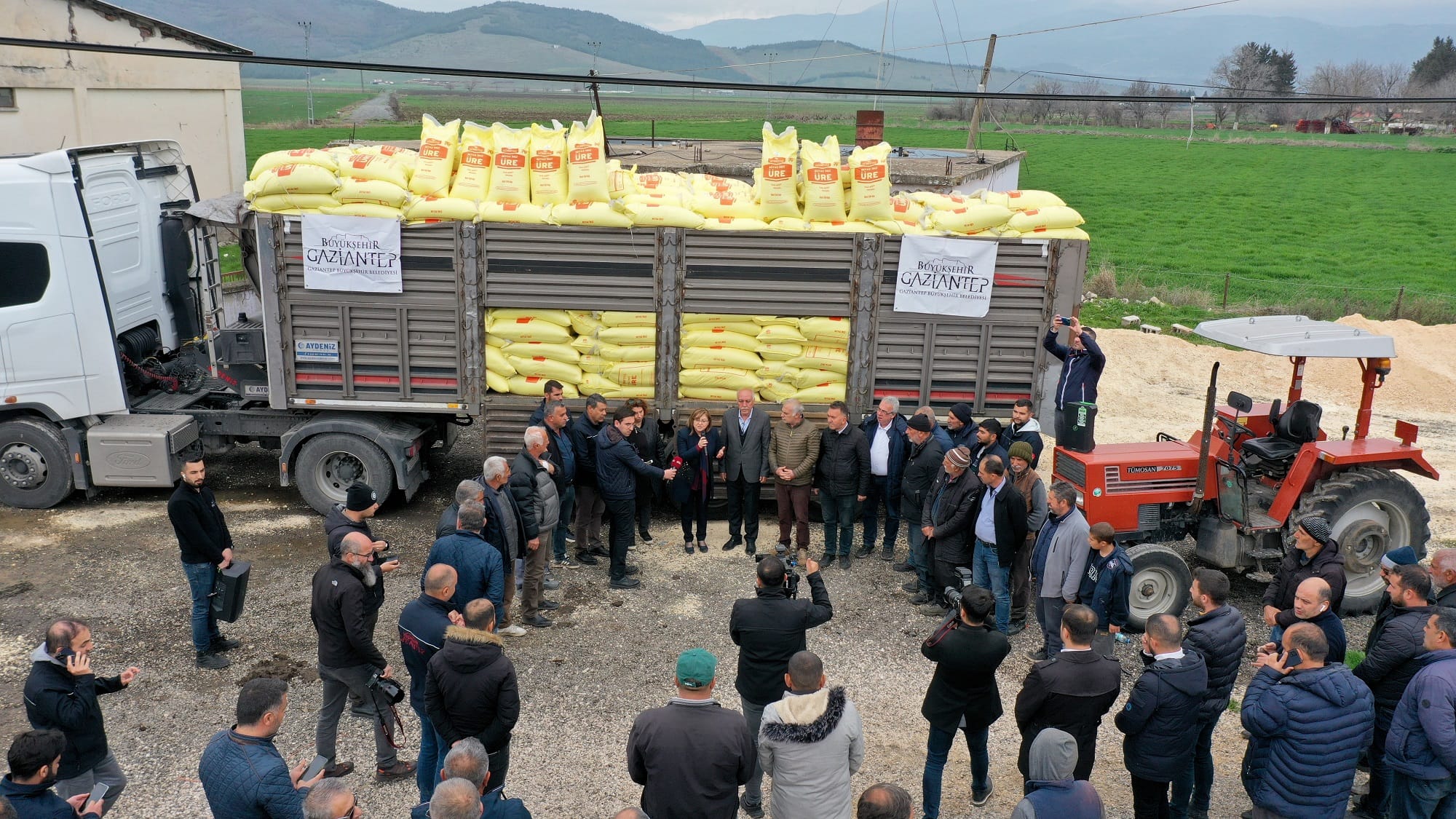 BÜYÜKŞEHİR’DEN ARPA VE BUĞDAY ÜRETİCİLERİNE GÜBRE DESTEĞİ
