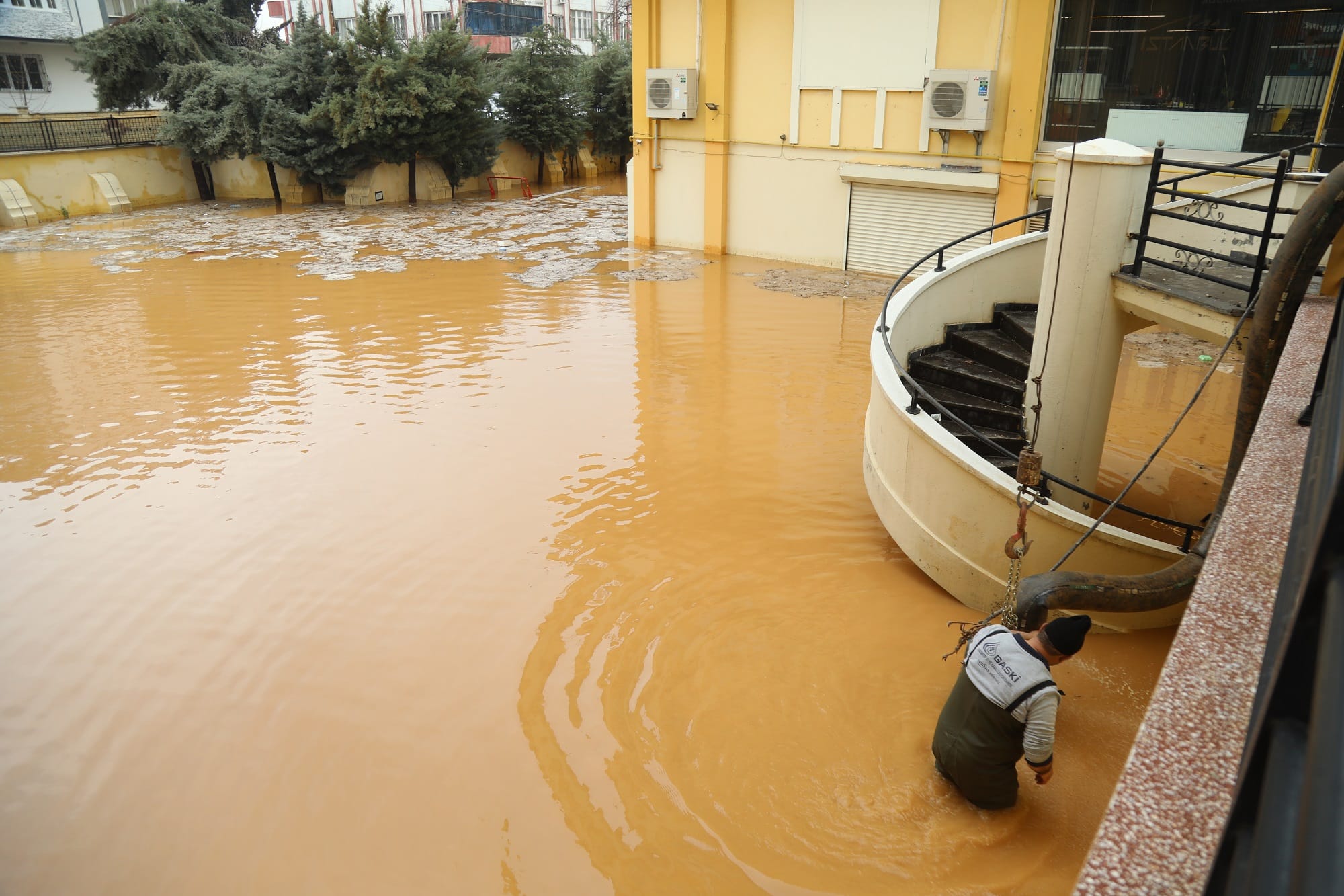 GAZİANTEP’E BİR YILDA YAĞAN YAĞMURUN DÖRTTE BİRİ DÜN GECE YAĞDI