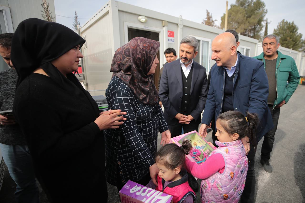KATAR’DAN YAŞAM KONTEYNERLERİ GETİREN İLK GEMİLER İSKENDERUN’A ULAŞTI 