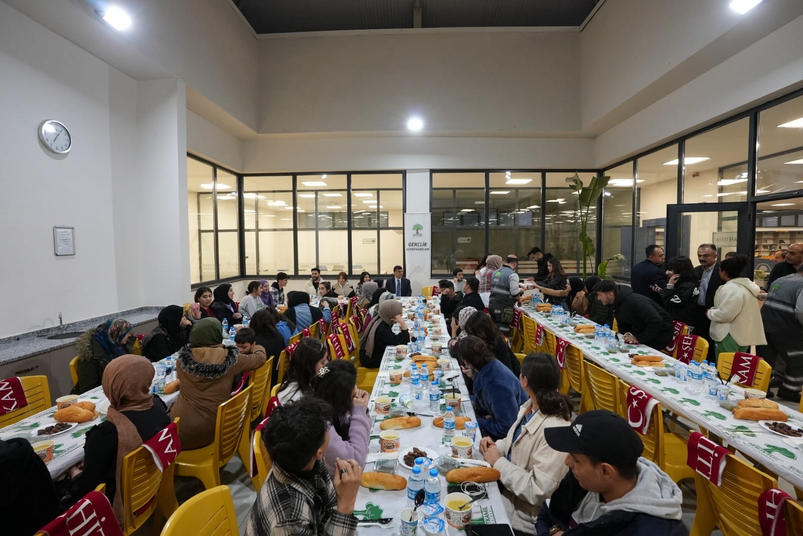 BAŞKAN FADILOĞLU, ÖĞRENCİLERLE İFTAR AÇTI