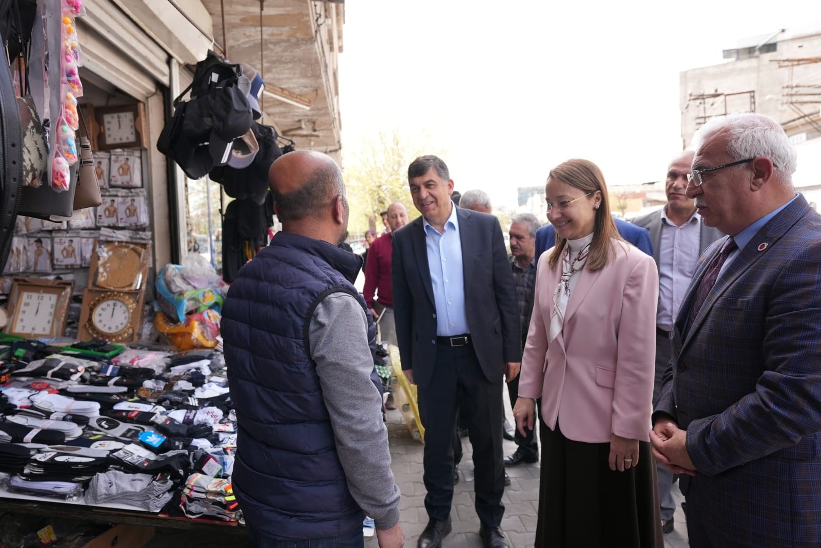 FADILOĞLU, MİLLETVEKİLLERİ VE ADAYLARLA BİRLİKTE ESNAFI ZİYARET ETTİ