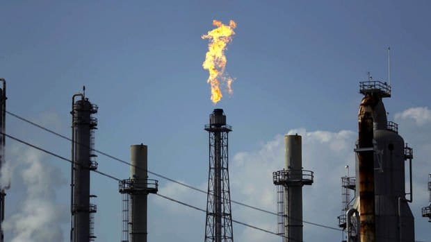 Petrol sürpriz kesinti kararıyla sıçradı