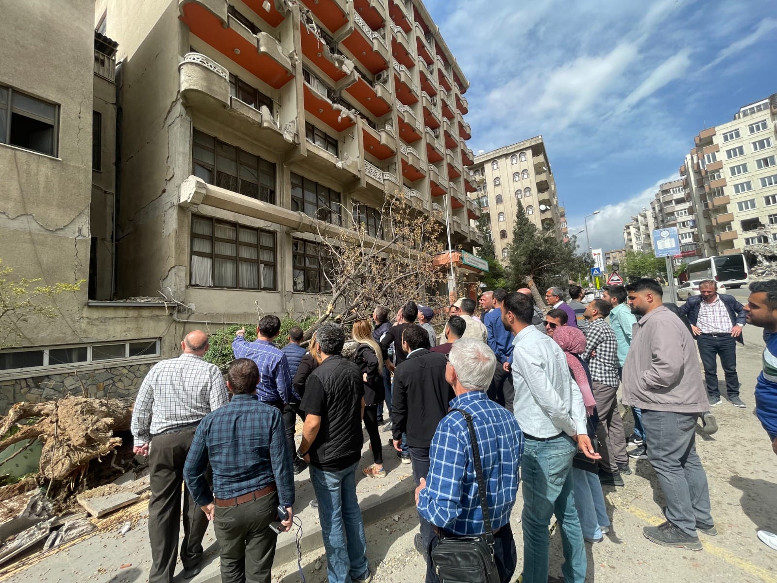 İnşaat mühendisleri deprem bölgesine teknik inceleme gezisi düzenledi.