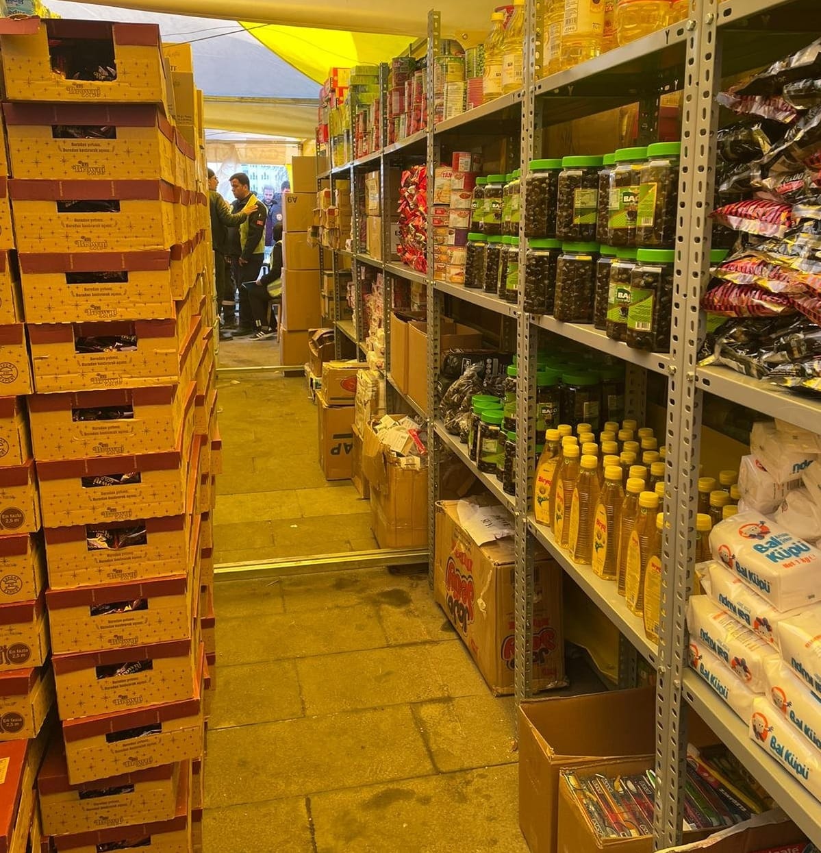 BÜYÜKŞEHİR’İN SOSYAL MARKETLERİ İHTİYAÇLARA YANIT VERMEYE DEVAM EDİYOR