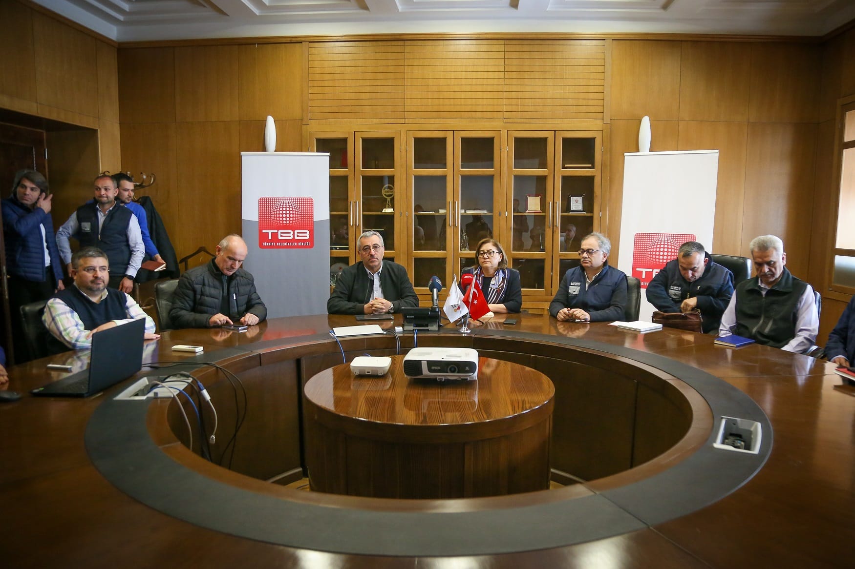 TBB BAŞKANI FATMA ŞAHİN, AFET BÖLGELERİNDEKİ 4 İLE TEKNİK GEZİDE BULUNDU