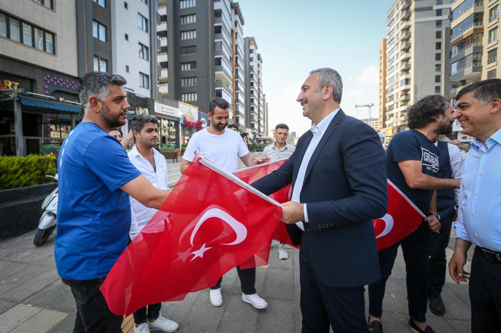 <strong>GÜL İLE FADILOĞLU, FABRİKA İŞÇİLERİ VE ESNAFI ZİYARET ETTİ</strong>