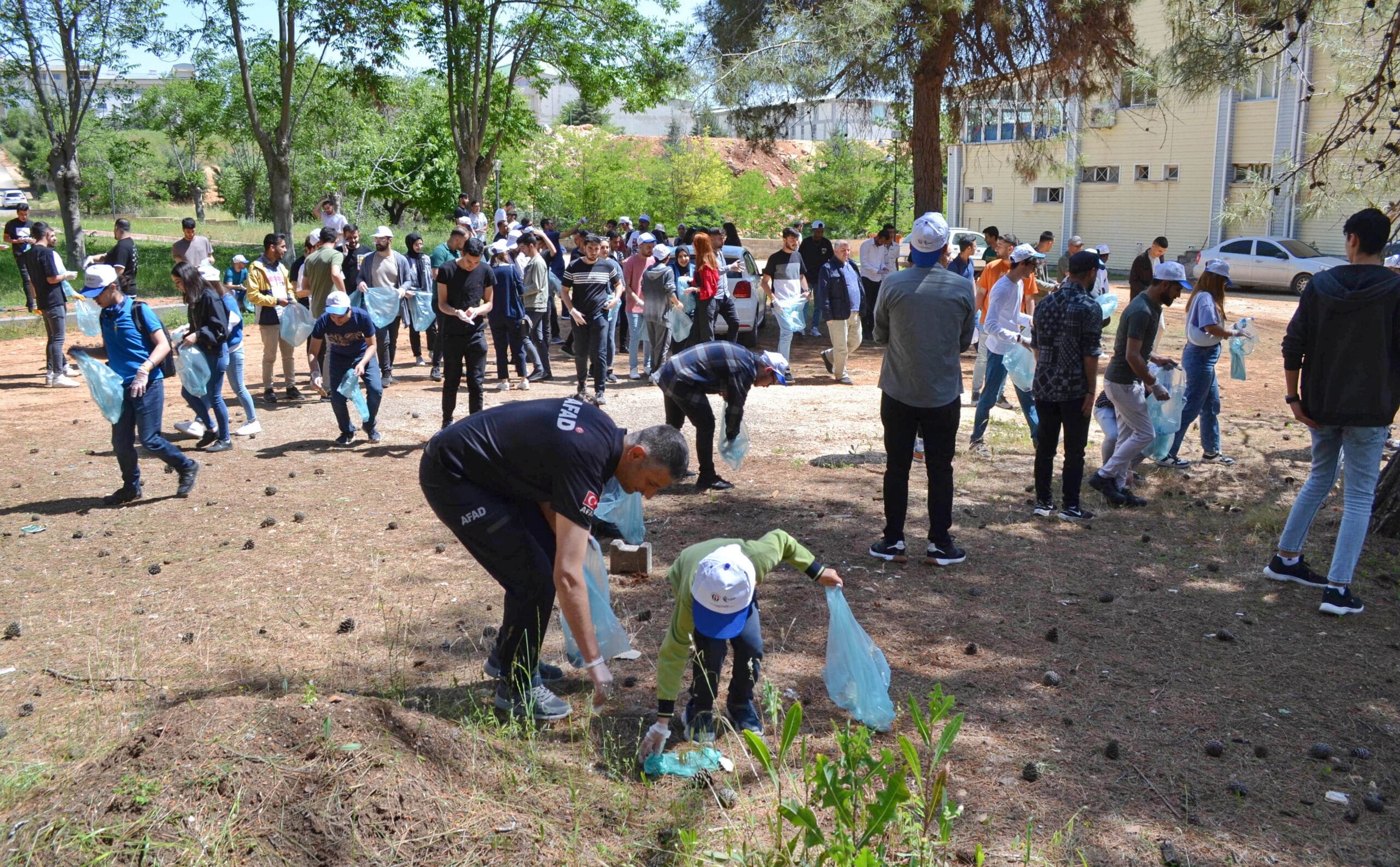 GAÜN’LÜ ÖĞRENCİLERDEN ÇEVRE TEMİZLİĞİ ETKİNLİĞİ