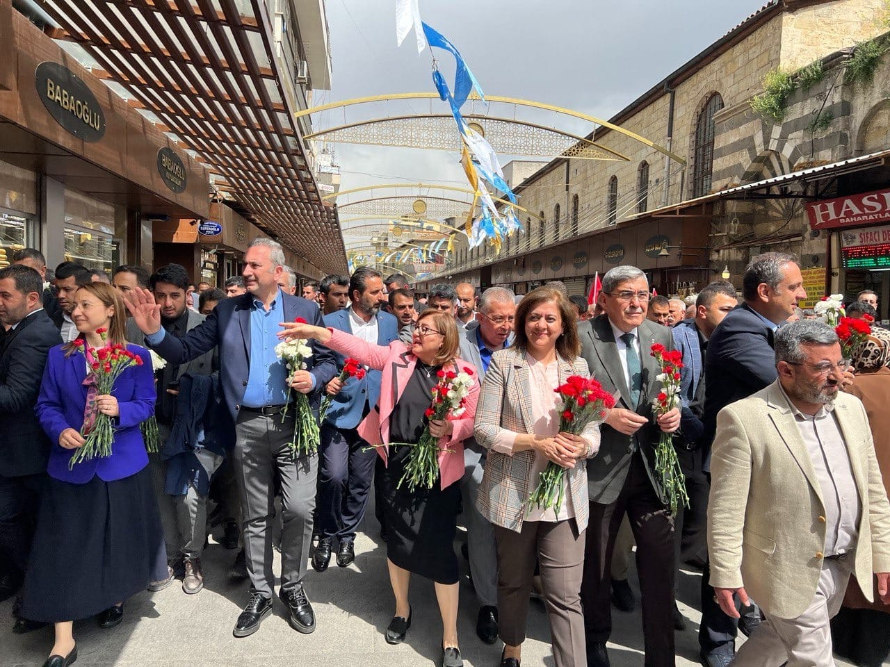 AK PARTİ GAZİANTEP MİLLETVEKİLİ ADAYLARI SEVGİ YÜRÜYÜŞÜ YAPARAK HALKLA KUCAKLAŞTI