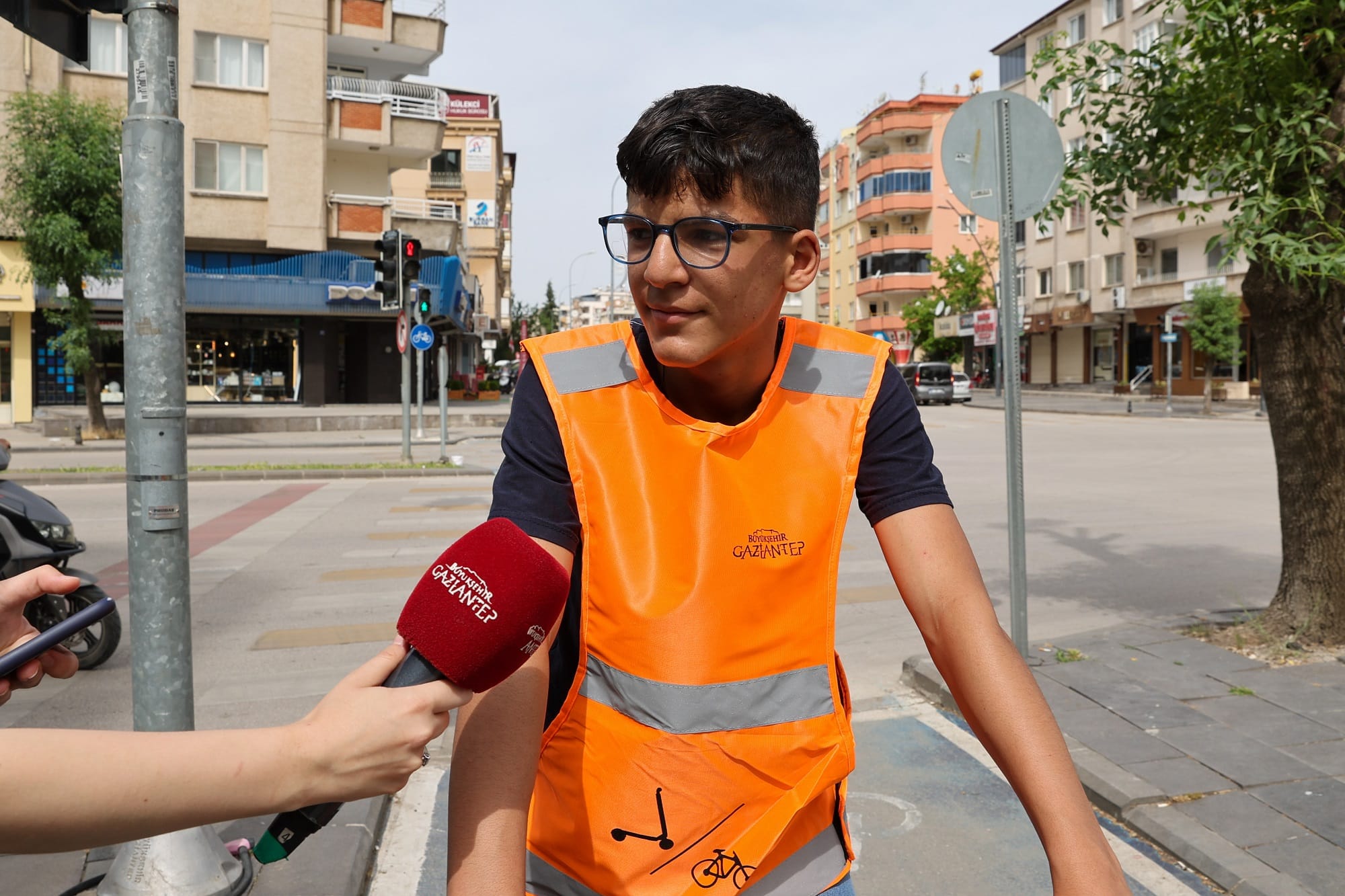 BÜYÜKŞEHİR, BİSİKLET VE ELEKTRİKLİ SCOOTER SÜRÜCÜLERİNE 6 BİN ADET REFLEKTİF YELEK DAĞITTI
