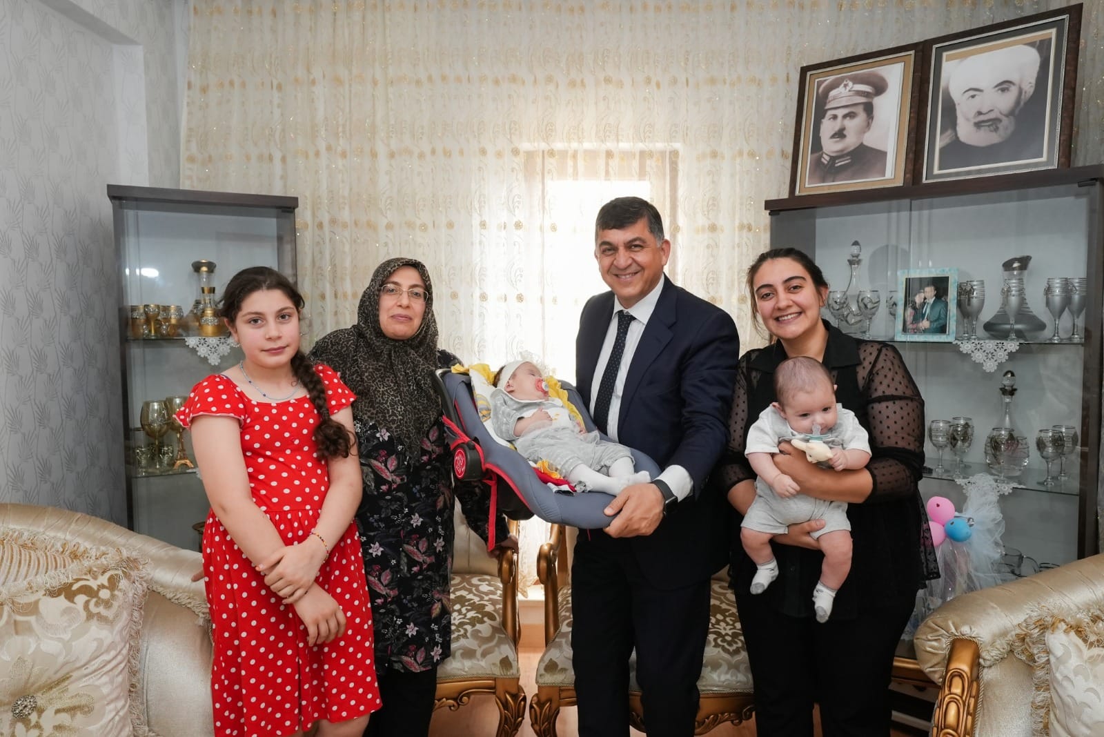BAŞKAN FADILOĞLU, İKİZ BEBEKLERE “MERHABA” DEDİ