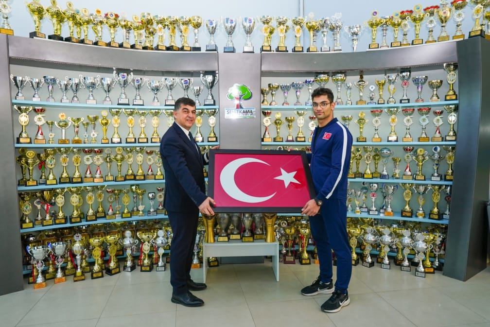 ŞAMPİYON, YİNE ŞAMPİYON