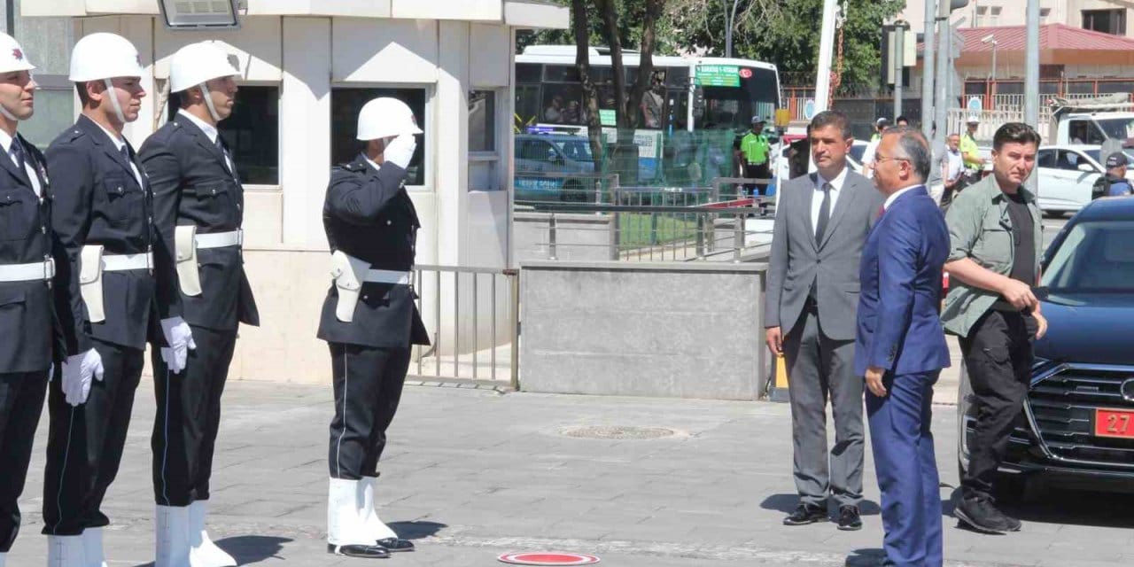 Vali Çeber görevine başladı