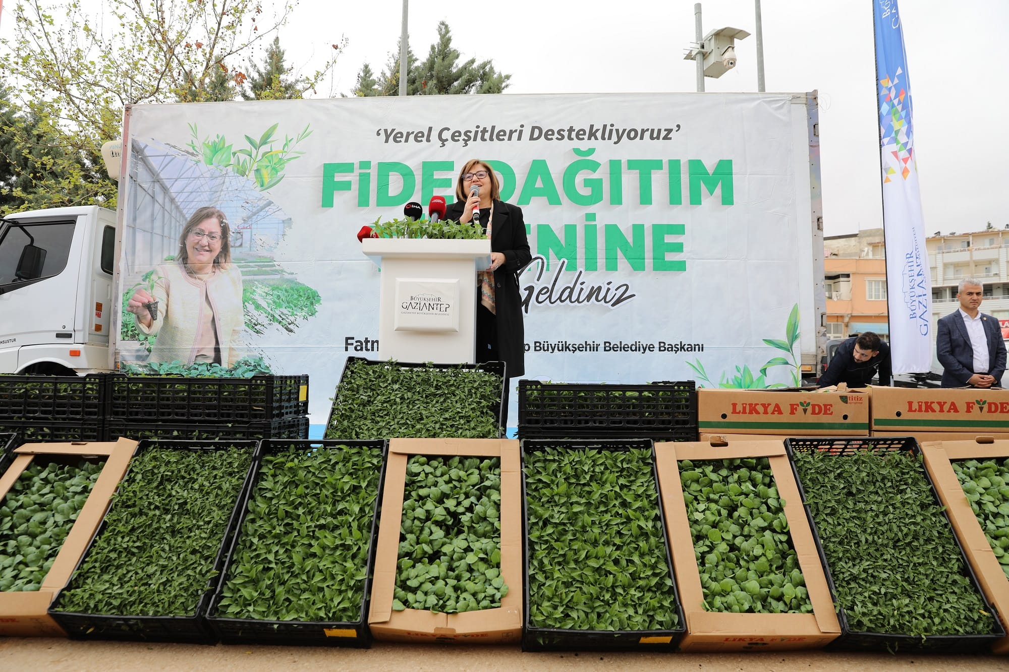 BÜYÜKŞEHİR, ÇİFTÇİNİN VE ÜRETİCİNİN İHTİYAÇLARINA KAYITSIZ KALMIYOR!