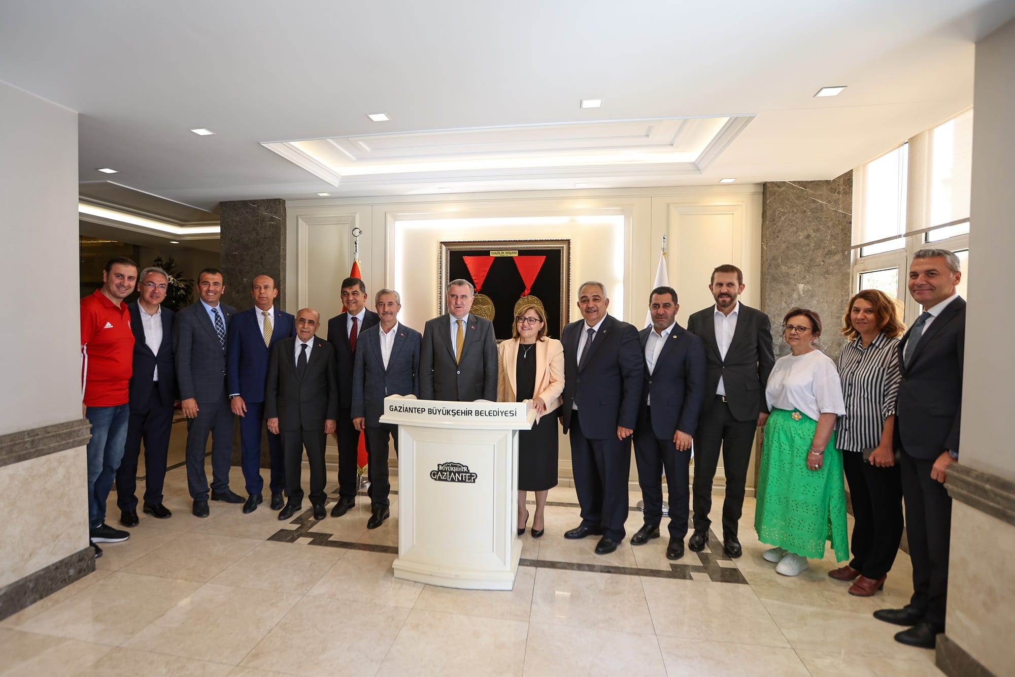 GENÇLİK VE SPOR BAKANI BAK, BAŞKAN ŞAHİN’İ ZİYARET ETTİ