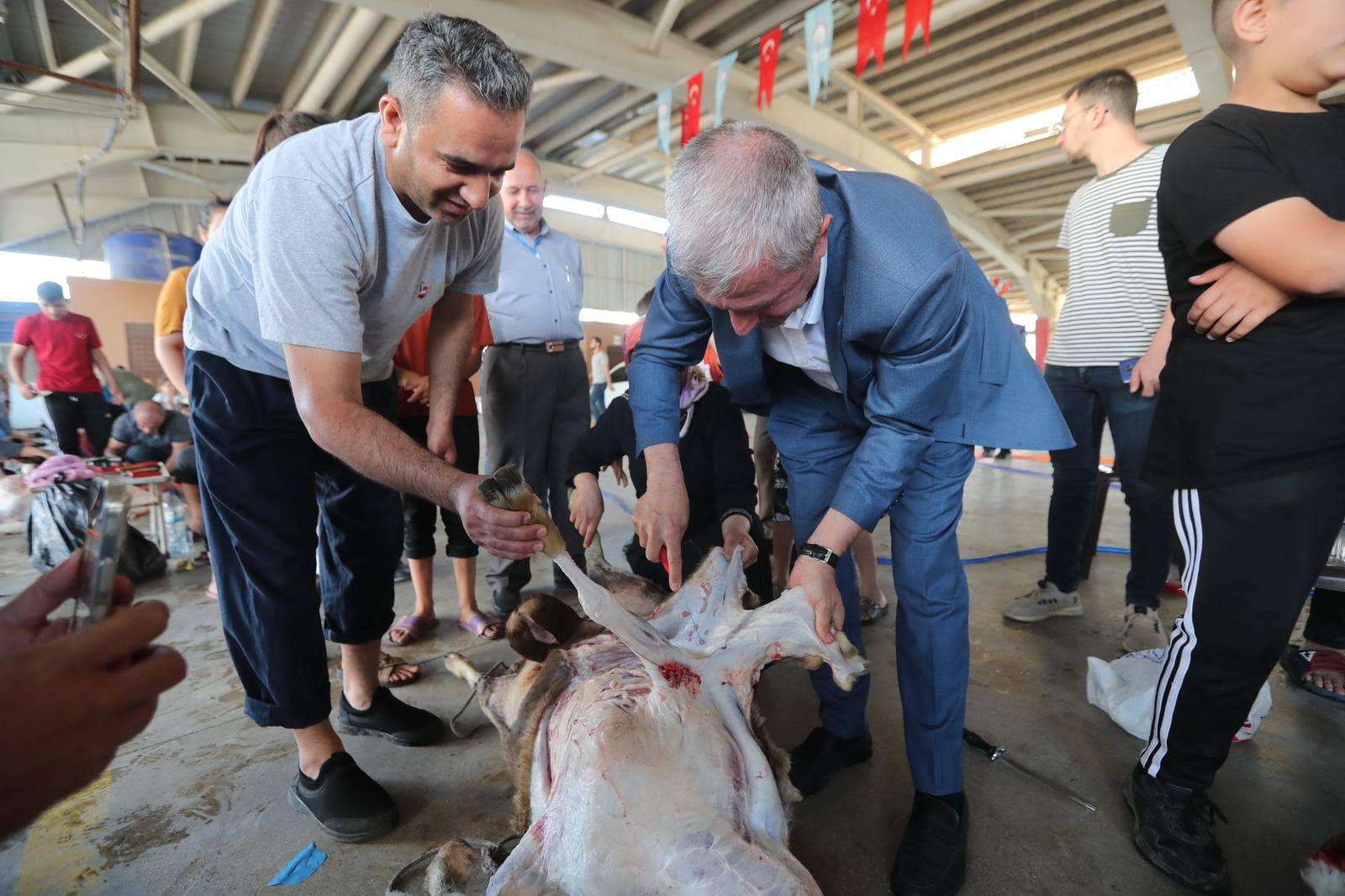 BAŞKAN TAHMAZOĞLU KURBAN KESİM ALANLARINI ZİYARET ETTİ