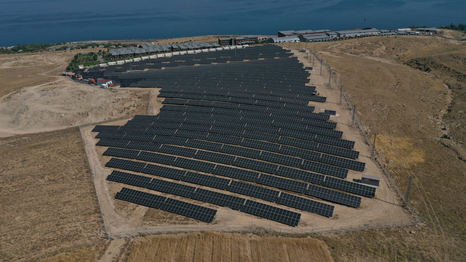 ENERJİ PERFORMANS SÖZLEŞMESİ MODELİYLE” HAYATA GEÇİRİLEN İLK GÜNEŞ ENERJİ SANTRALİ HİZMETE AÇILDI