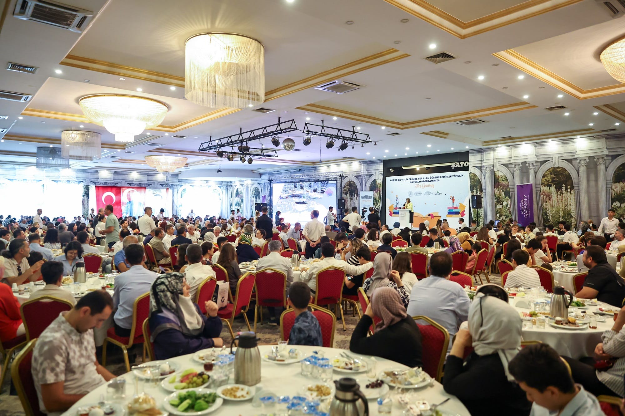 BAŞKAN ŞAHİN, LGS’DE ÜSTÜN BAŞARI GÖSTEREN ÖĞRENCİLERLE BULUŞTU