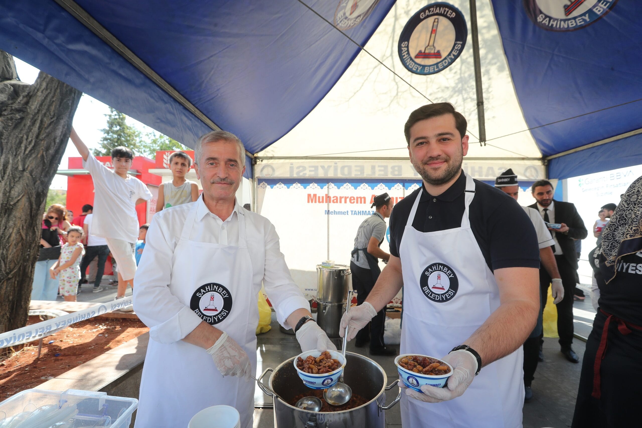 MİLLETVEKİLİ BOZATLI VE BAŞKAN TAHMAZOĞLU VATANDAŞLARA AŞURE İKRAMINDA BULUNDU