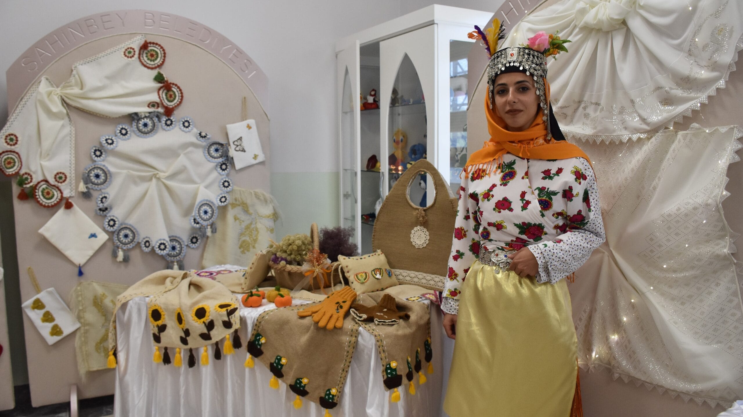 ŞAHİNBEY BELEDİYESİ KURSİYERLERİ ATIL MALZEMELERİ DÖNÜŞTÜRÜYORŞAHİNBEY BELEDİYESİ KURSİYERLERİ ATIL MALZEMELERİ DÖNÜŞTÜRÜYOR