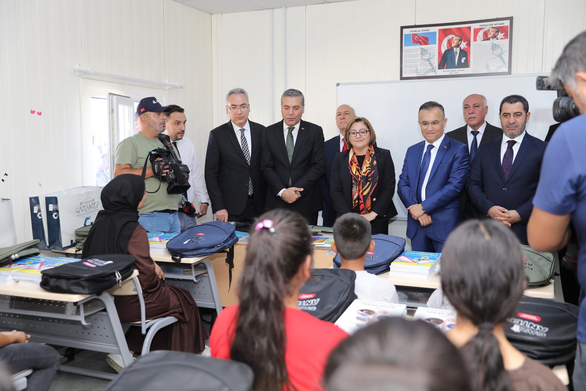 BAŞKAN ŞAHİN VE VALİ ÇEBER İLK DERS GÜNÜNDE NURDAĞI’NDA ÖĞRENCİLERİ ZİYARET ETTİ