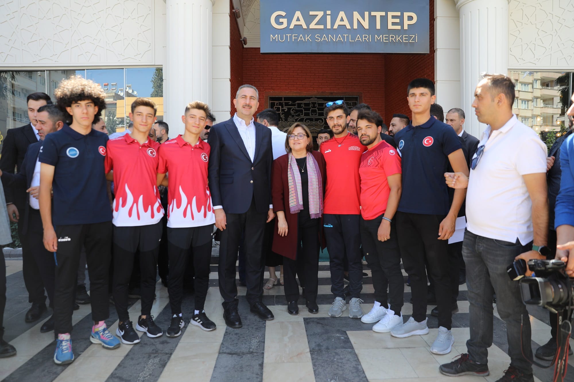 ŞAMPİYON BAŞKAN ŞEHRİN ŞAMPİYONLARIYLA BULUŞTU