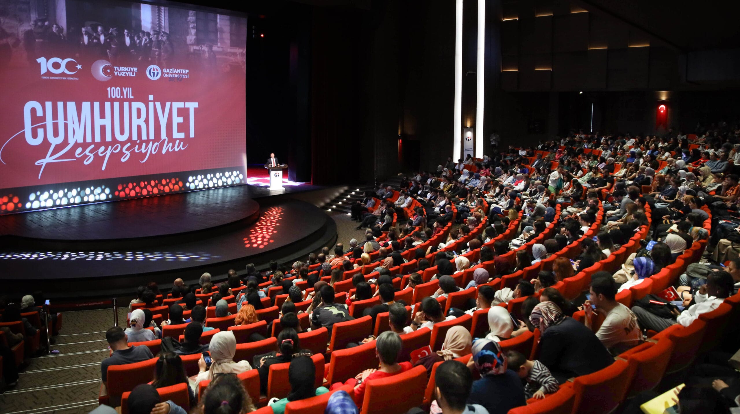 CUMHURİYET RESEPSİYONUNDA “100. YILDA CUMHURİYETİ ANLAMAK” KONFERANSI