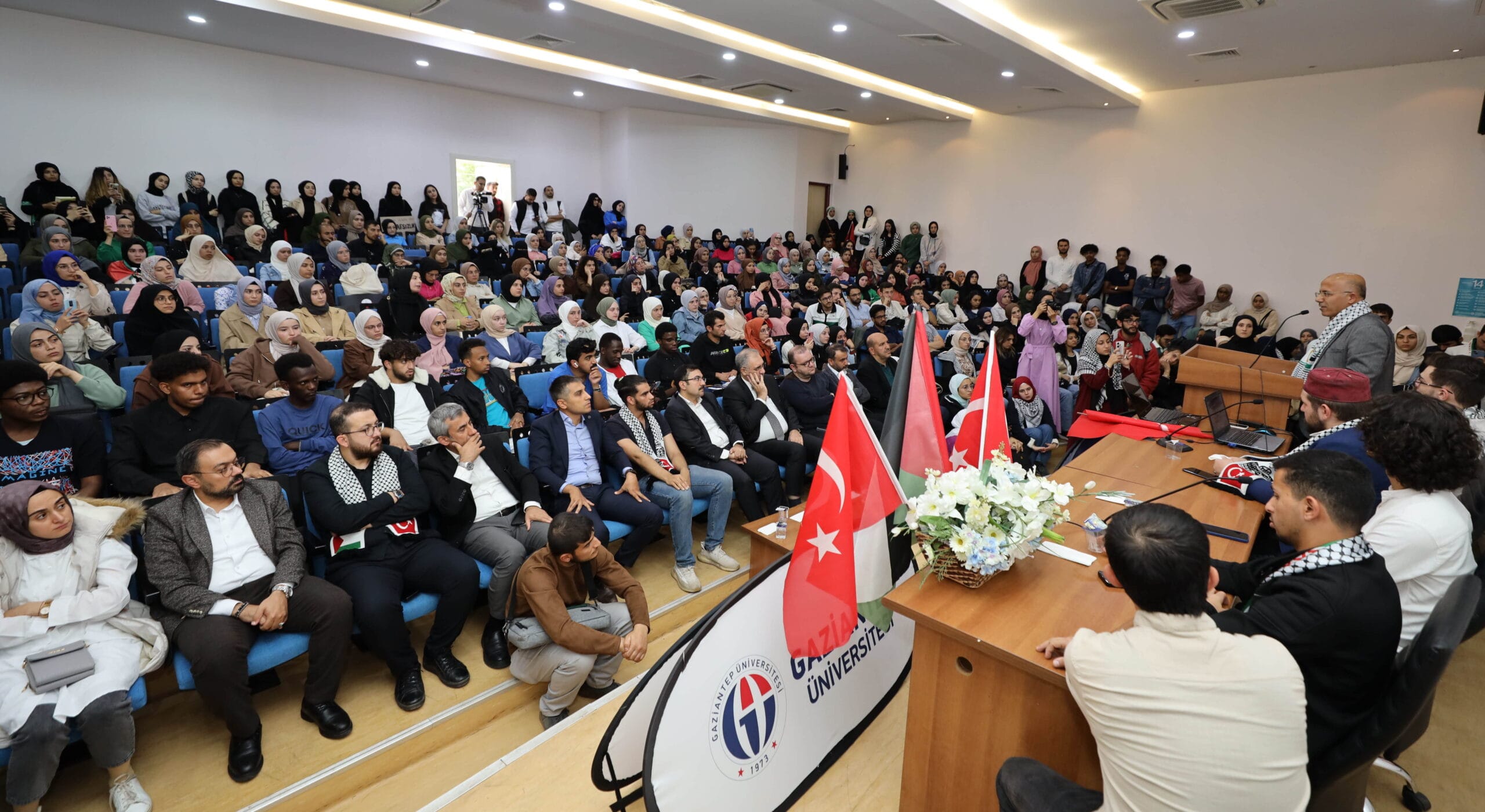 “DÜNDEN BUGÜNE FİLİSTİN” SEMİNERİ YOĞUN İLGİ GÖRDÜ