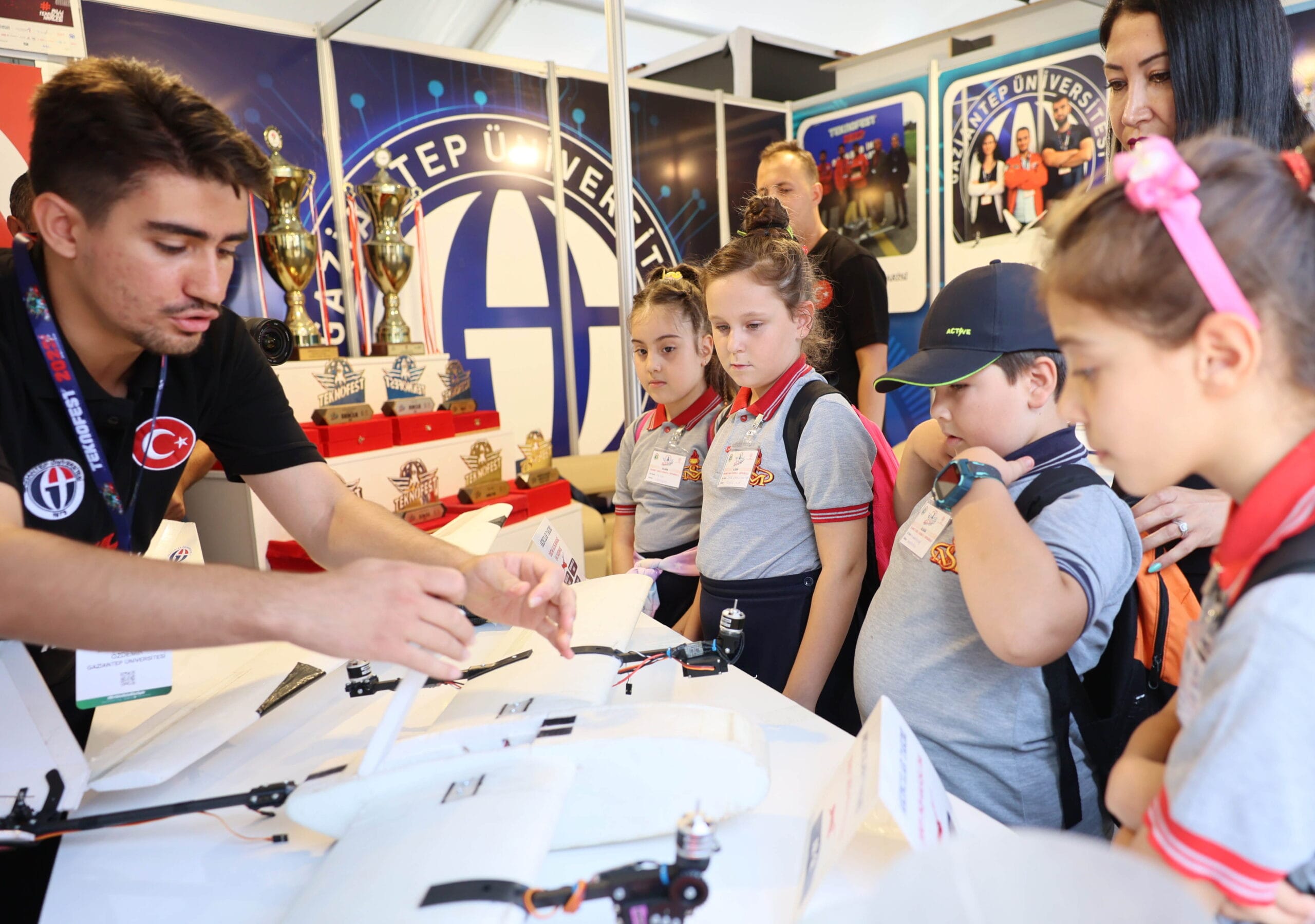 GAÜN ÖĞRENCİLERİ TEKNOFEST İZMİR’DE PROJELERİNİ SERGİLEDİ