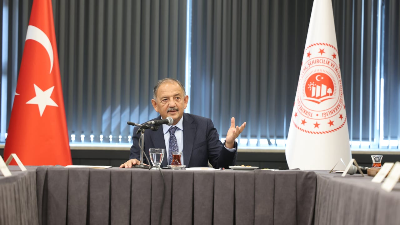 BAKAN MEHMET ÖZHASEKİ: “ELİMİZ, EMEĞİMİZ DEPREM BÖLGESİNDE”