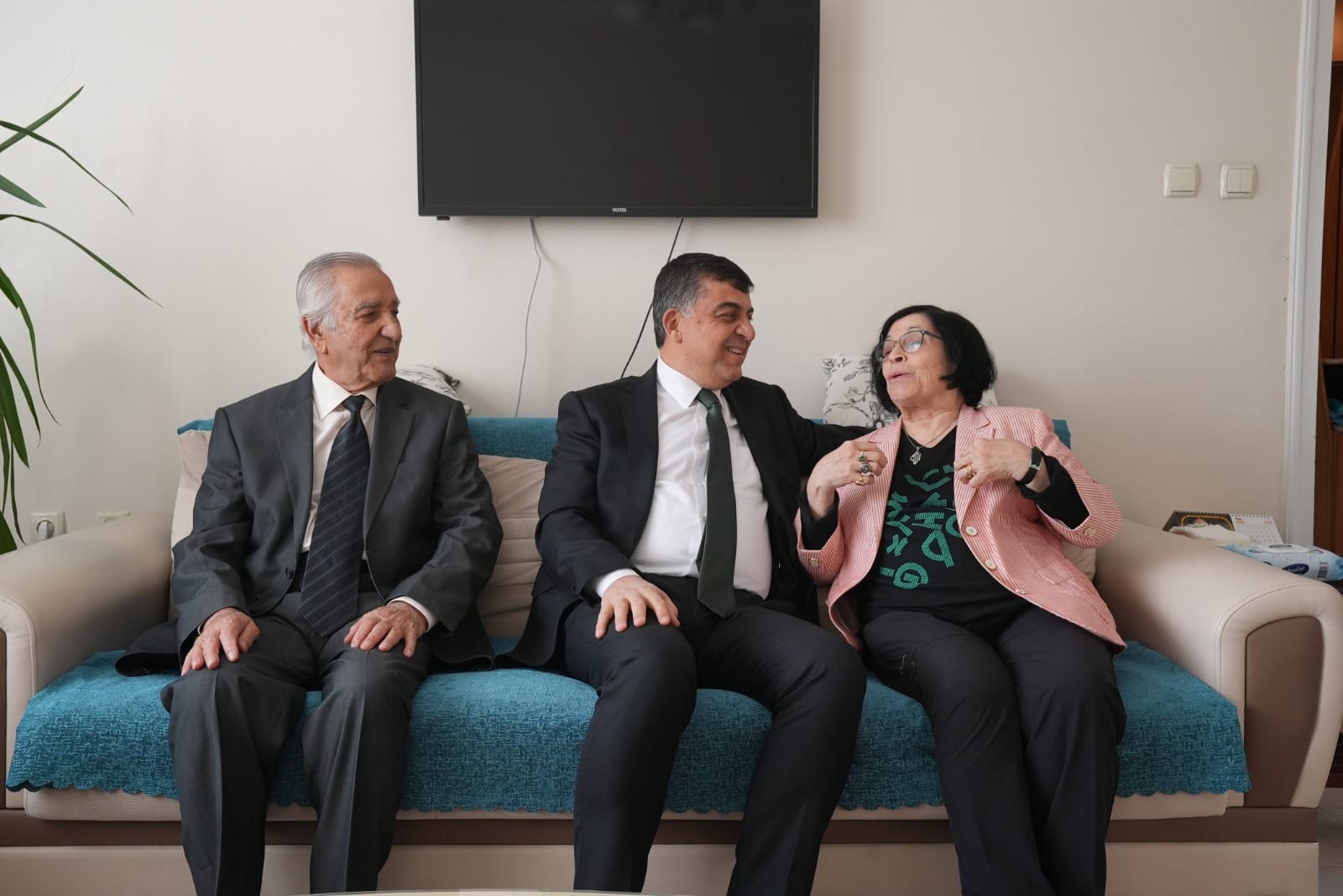 BAŞKAN FADILOĞLU, ÖĞRETMENLERİNİ UNUTMADI