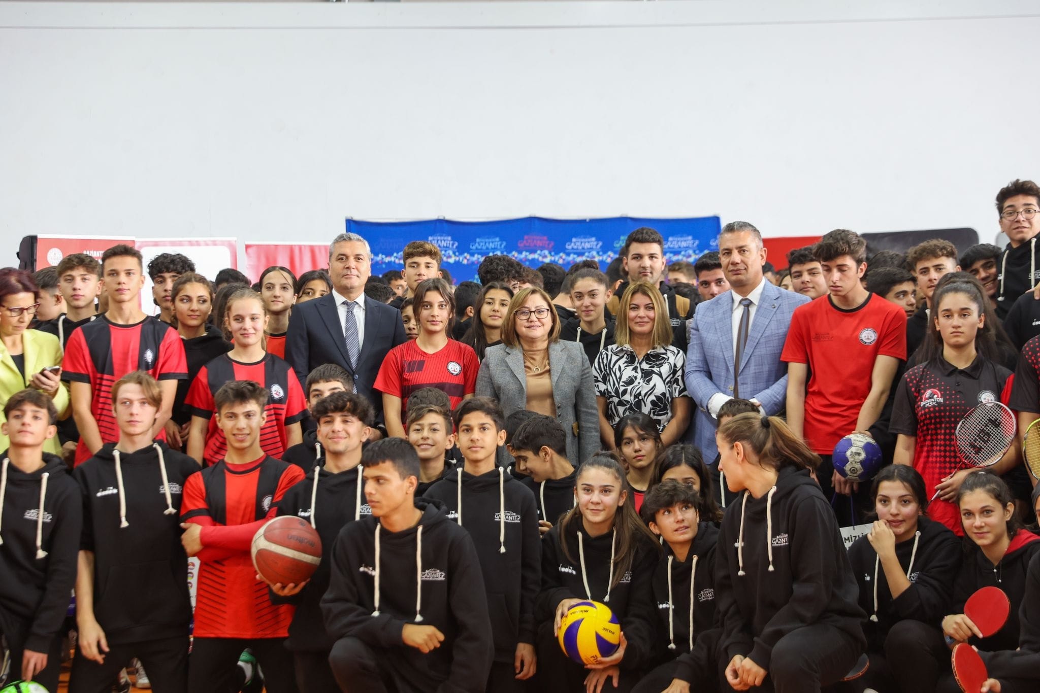 GAZİANTEP BÜYÜKŞEHİR’DEN OKULLARA SPOR MALZEMESİ DESTEĞİ