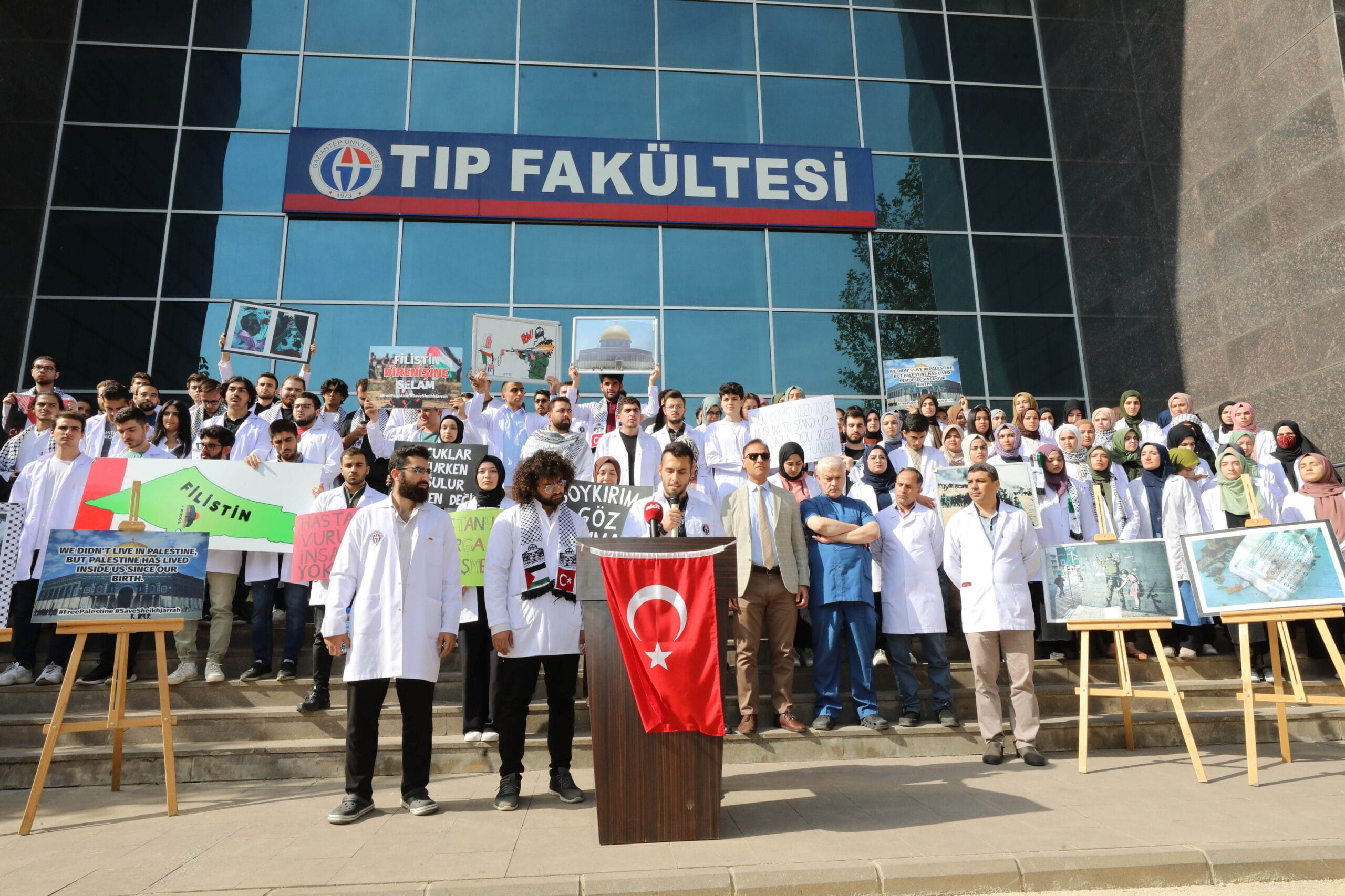 GAÜN DOKTOLARINDAN VE TIP FAKÜLTESİ ÖĞRENCİLERİNDEN İSRAİL’E TEPKİ!