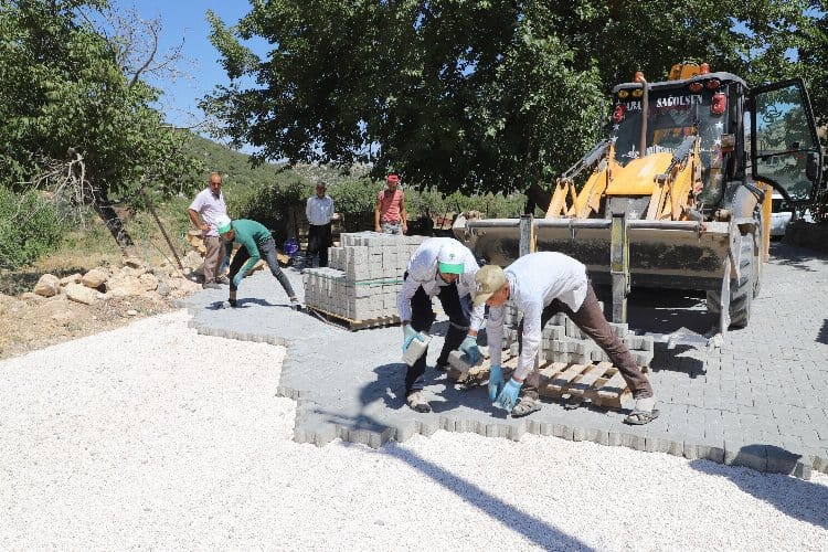KARAHÖYÜK’TEKİ YENİ YOLLAR KİLİTLİ PARKE TAŞI İLE DÖŞENİYOR