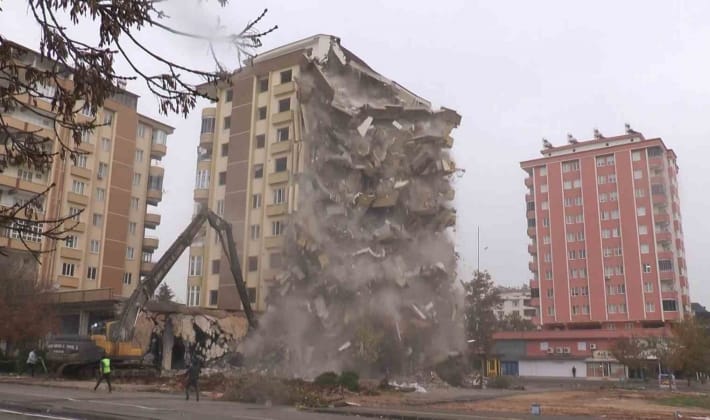 9 Katlı Güneş Apartmanı Saniyeler İçerisinde Yıkıldı