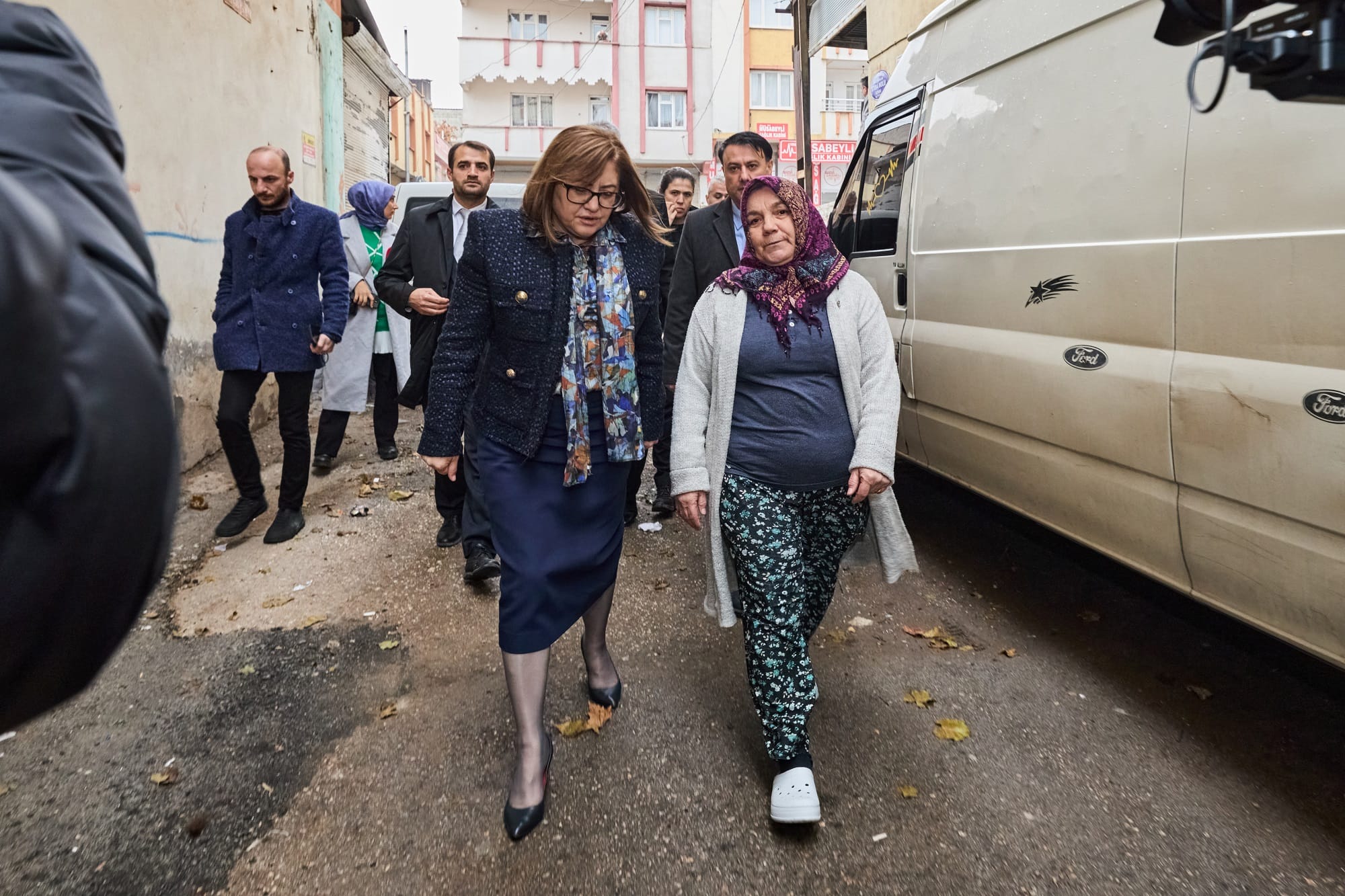 BAŞKAN ŞAHİN YAĞMURDA EVLERİ ZARAR GÖREN VATANDAŞLARI ZİYARET ETTİ