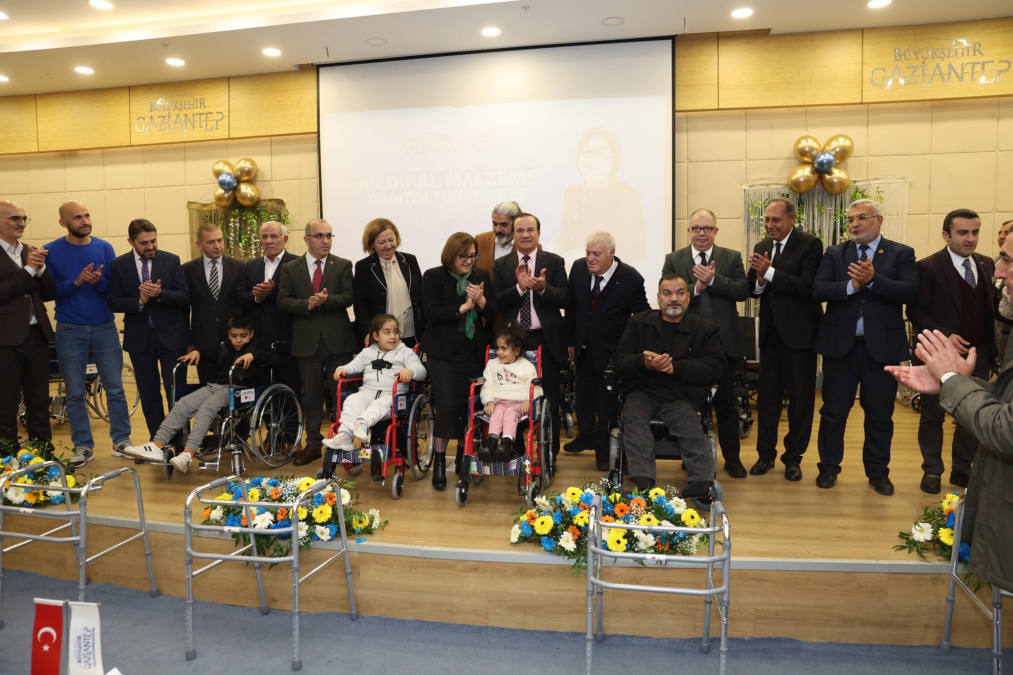 BÜYÜKŞEHİR İLE ENGELLER KALKIYOR 