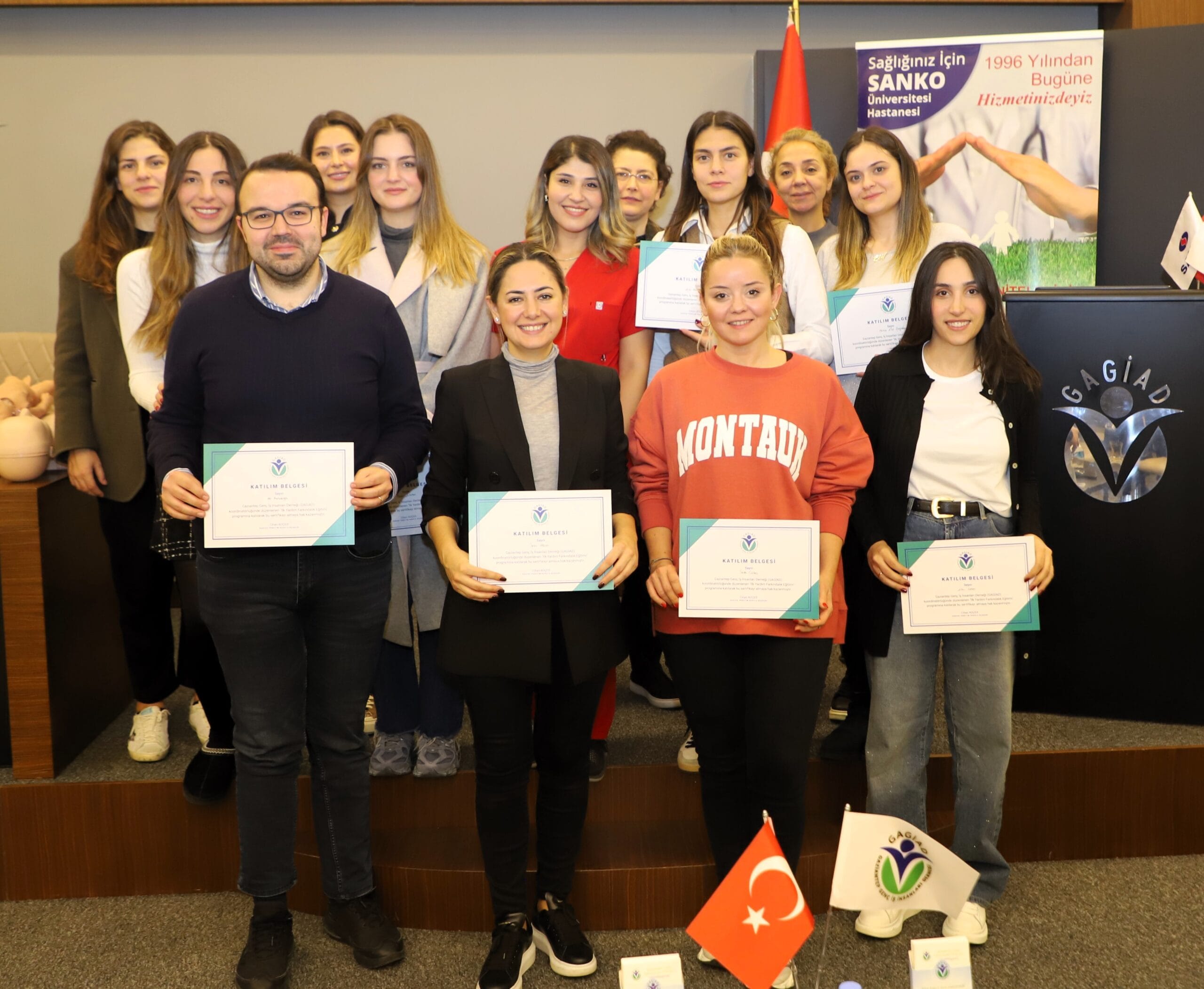 GENÇ İŞ İNSANLARINA İLK YARDIMIN PÜF NOKTALARI ANLATILDI- SANKO ÜNİVERSİTESİ HASTANESİ EĞİTİM HEMŞİRESİ TABUR: “YAŞAM İLE ÖLÜM ARASINDAKİ SÜREÇTE ANCAK DOĞRU İLK YARDIM BİLGİMİZ BİZLERE YARDIMCI OLABİLİR”