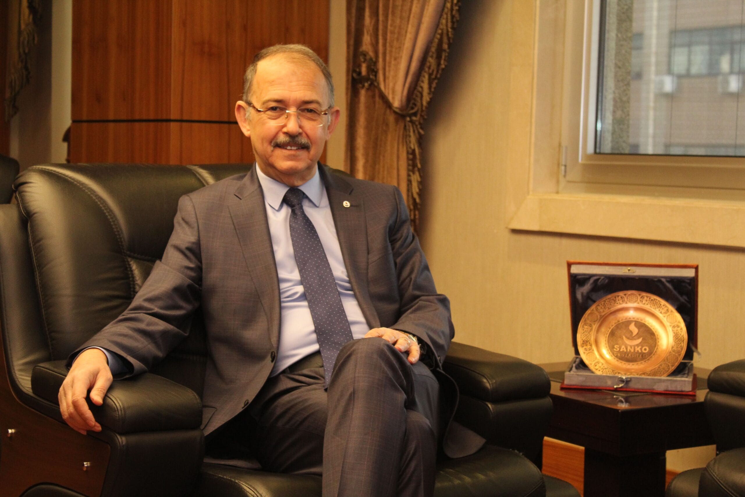 YENİ YIL MESAJI SANKO ÜNİVERSİTESİ REKTÖRÜ PROF. DR. DAĞLI: “2024 YILININ BİRLİK, BERABERLİK VE KARDEŞLİK DUYGULARININ PEKİŞMESİNE VESİLE OLMASINI TEMENNİ EDİYORUM”